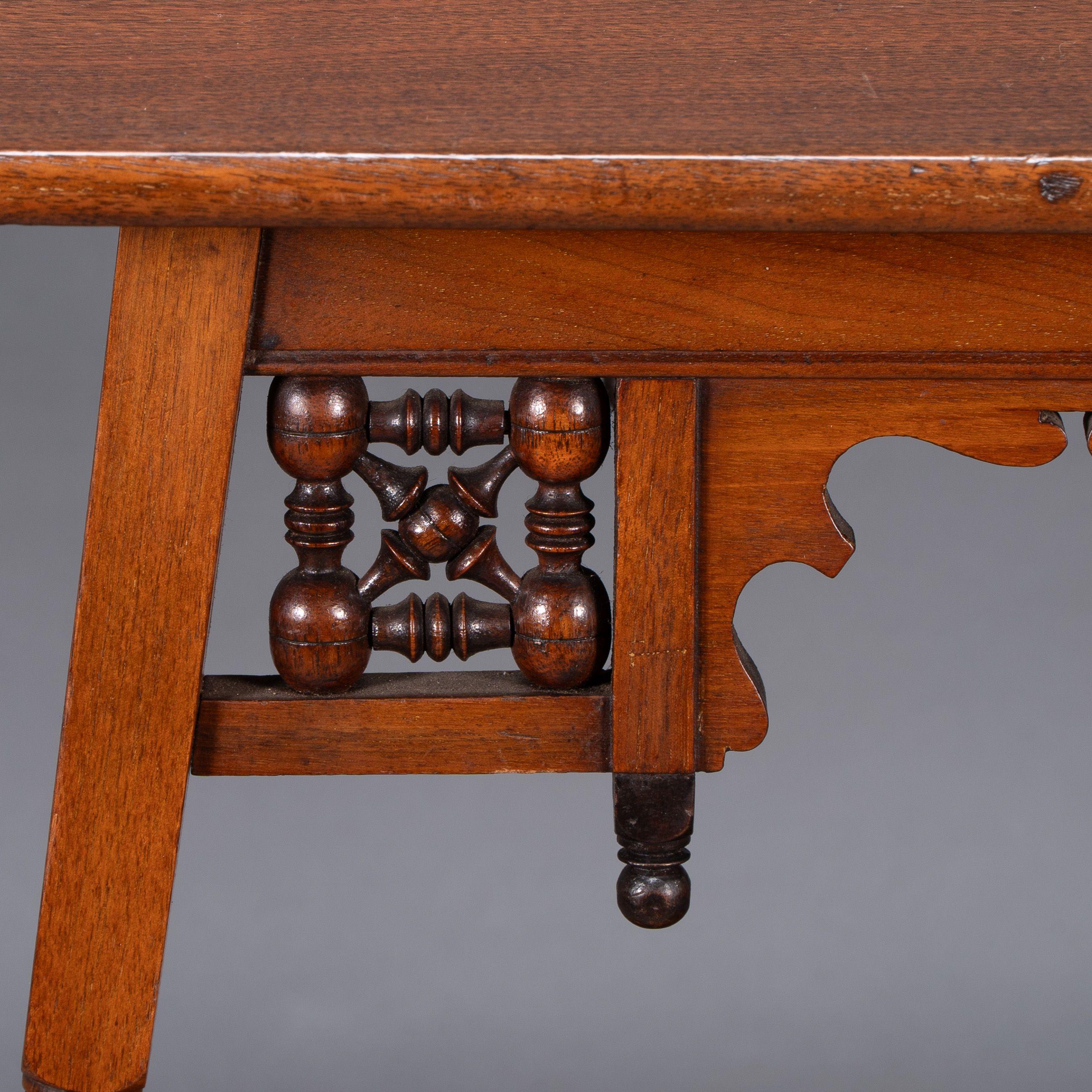 Liberty & Co. Rare table d'appoint en noyer mauresque anglo-japonais en vente 3
