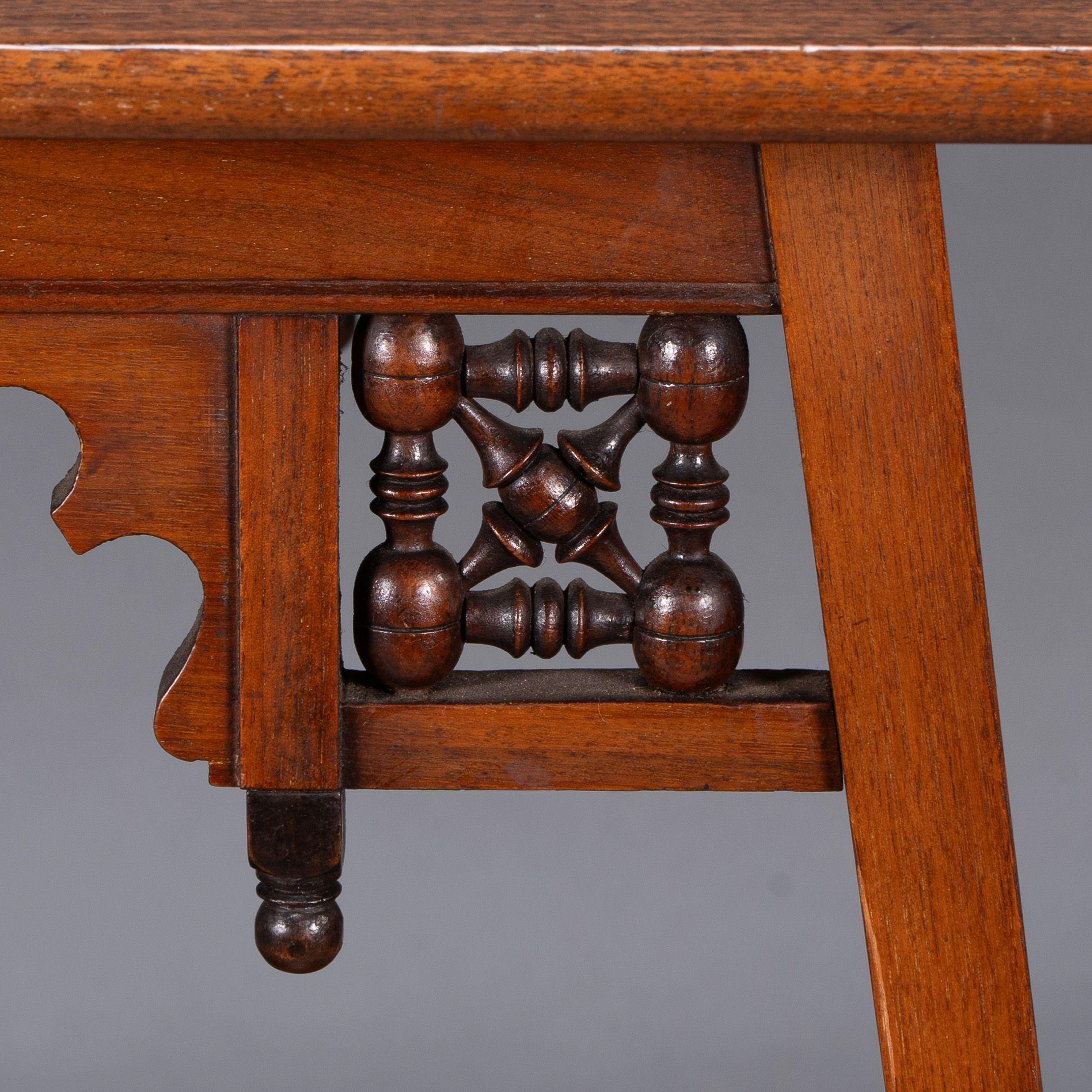 Liberty & Co. Rare table d'appoint en noyer mauresque anglo-japonais en vente 4