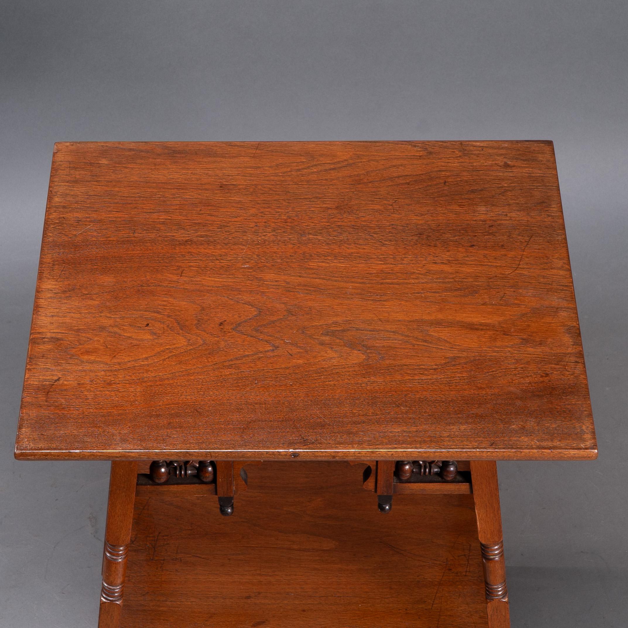 Liberty & Co. Rare table d'appoint en noyer mauresque anglo-japonais en vente 5