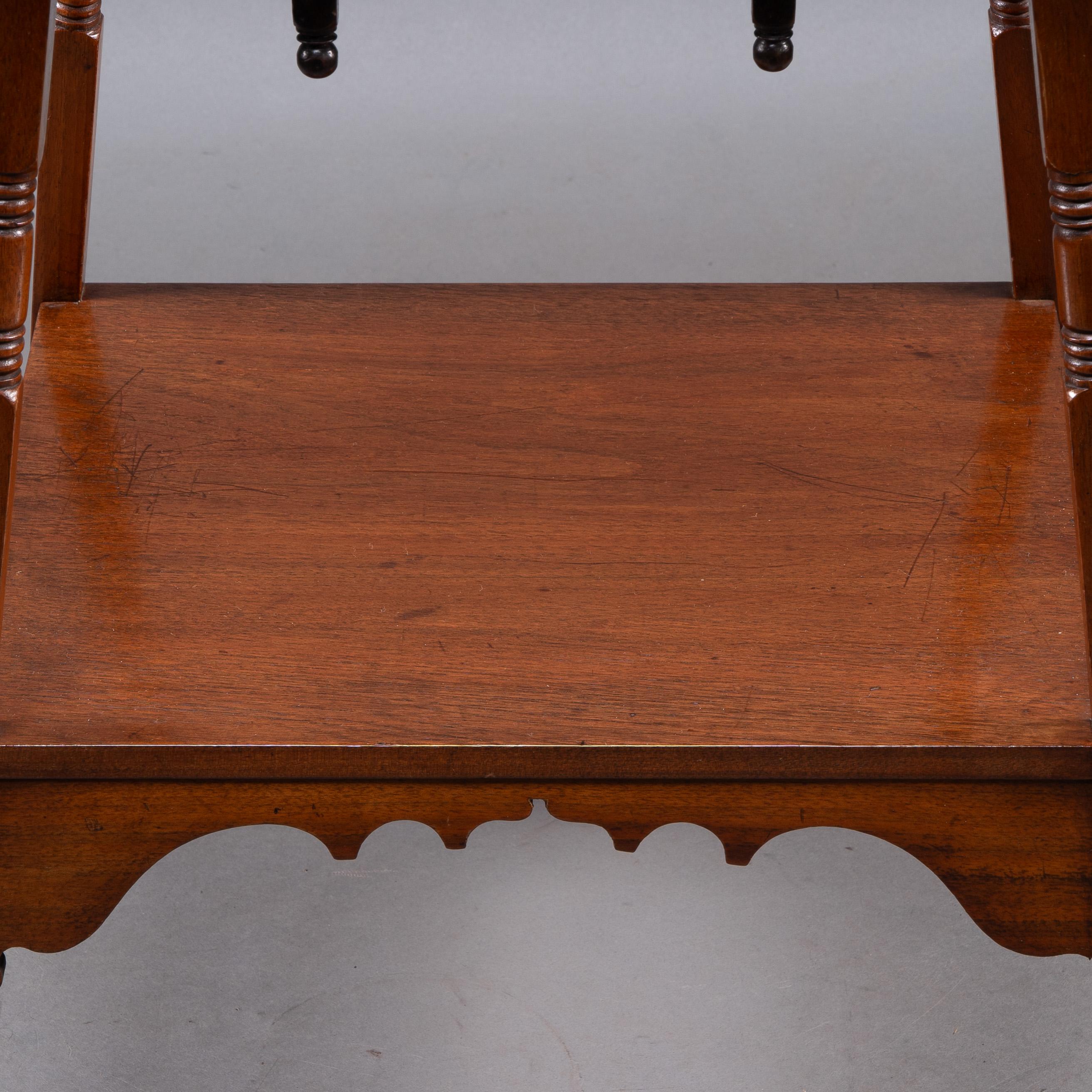 Liberty & Co. Rare table d'appoint en noyer mauresque anglo-japonais en vente 6