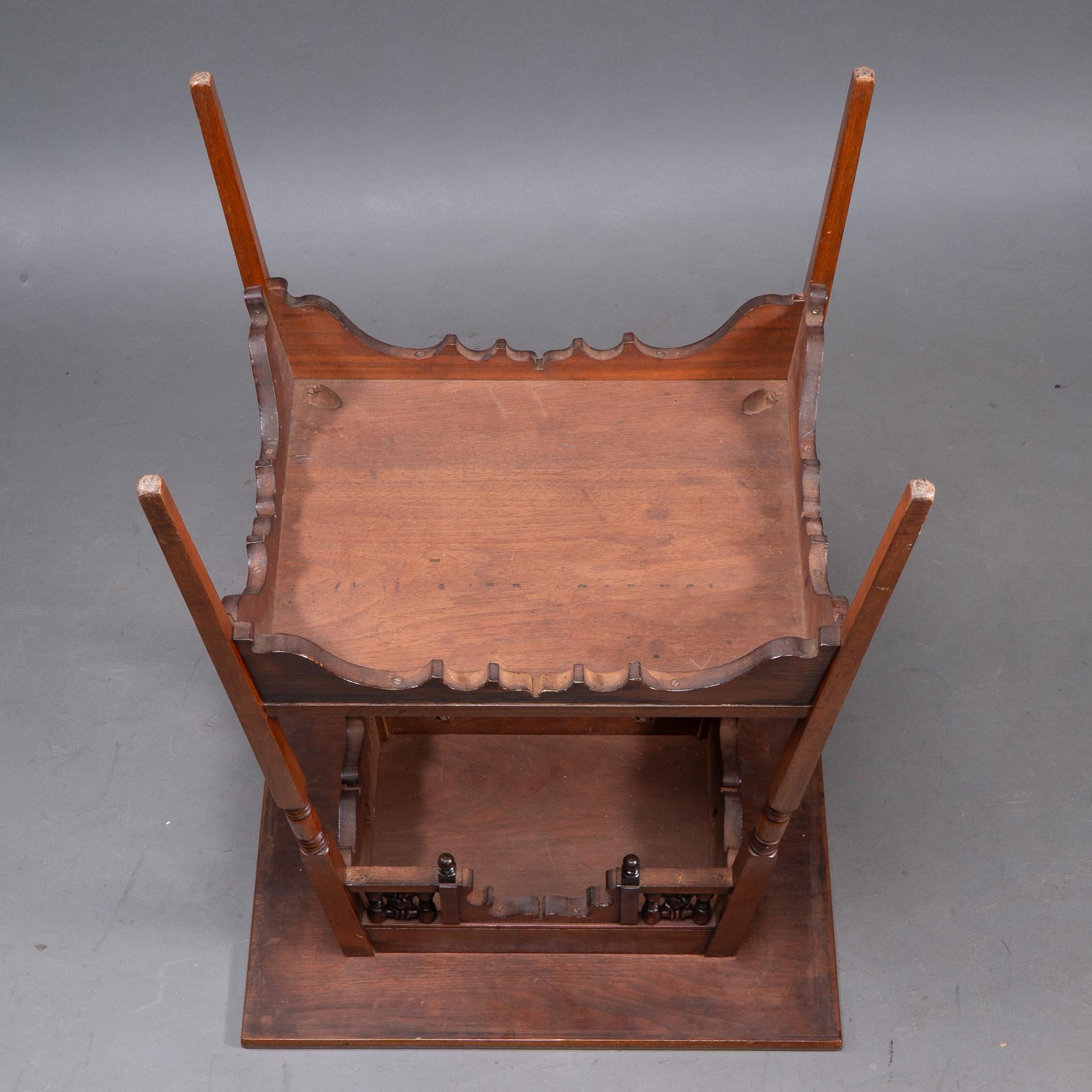 Liberty & Co. Rare table d'appoint en noyer mauresque anglo-japonais en vente 7