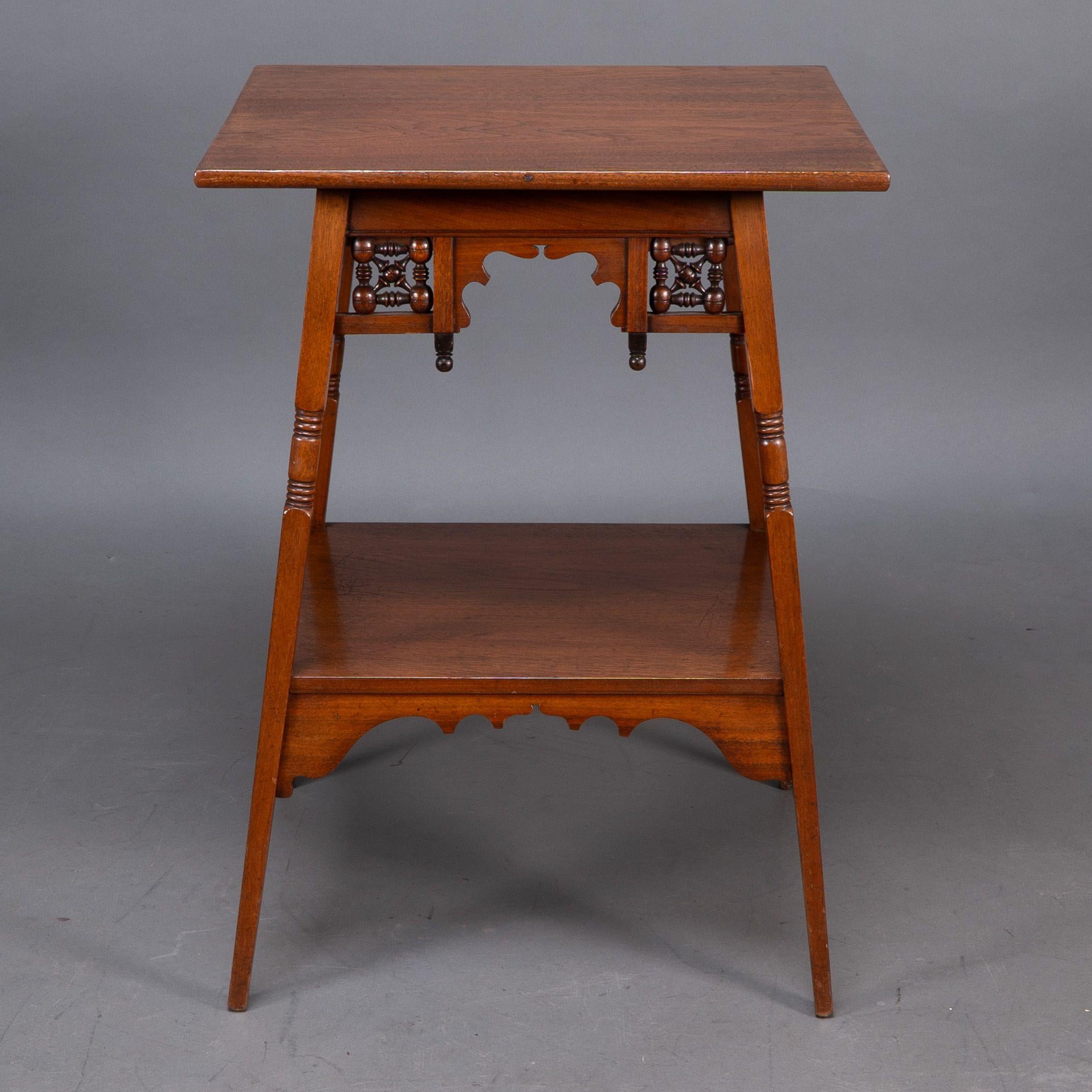 Liberty and Co. Rare table d'appoint en noyer mauresque/anglo-japonais, avec des tournures Moucharabieh aux quatre coins opposés et des arcs mauresques entre les deux, avec des fuseaux tournés de chaque côté et d'autres arcs mauresques sur les deux