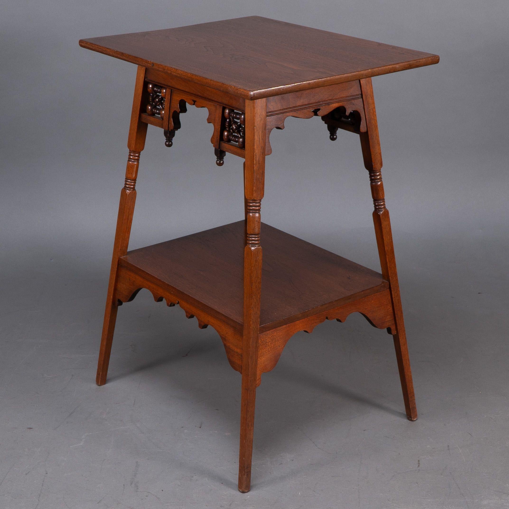 Anglo-japonais Liberty & Co. Rare table d'appoint en noyer mauresque anglo-japonais en vente