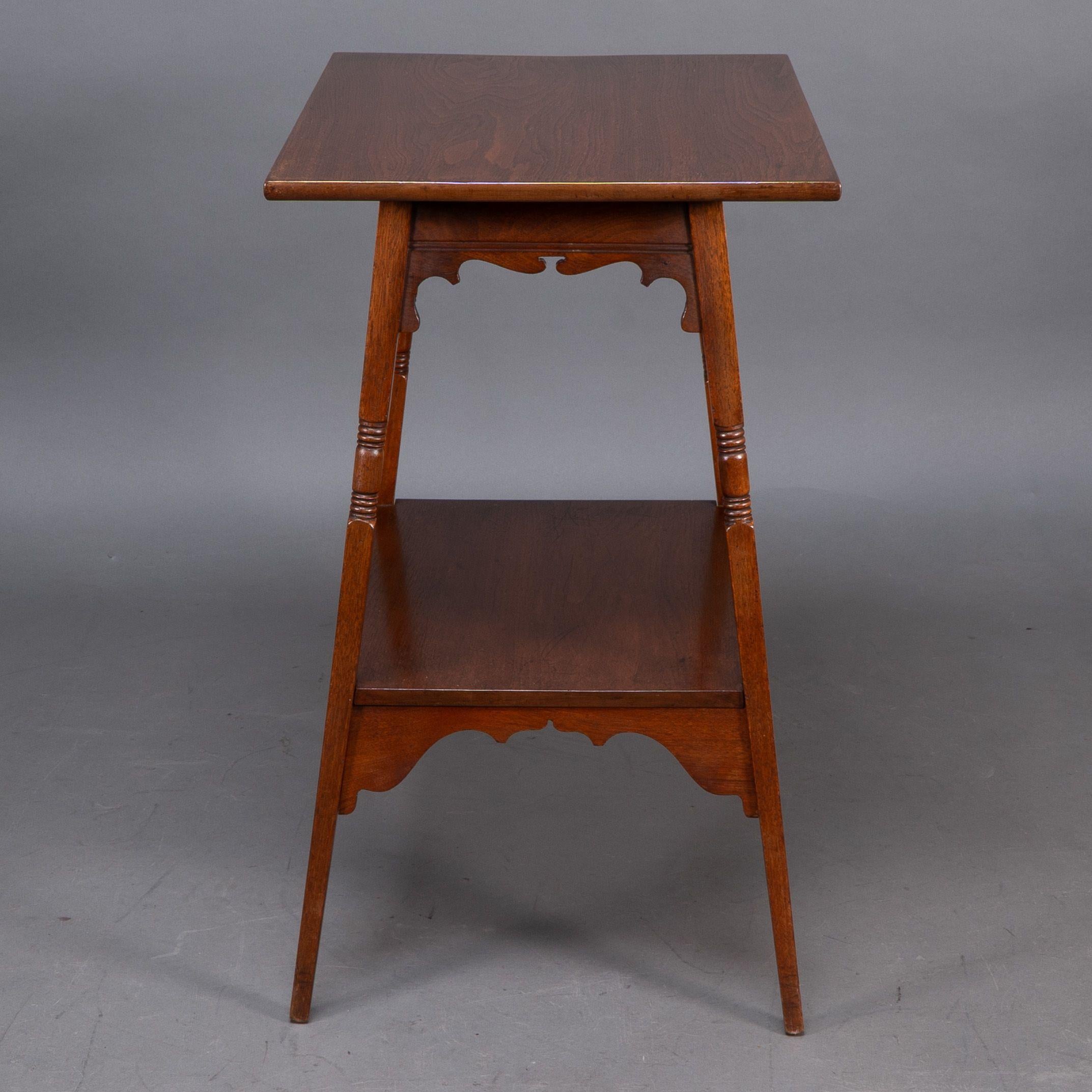 Anglais Liberty & Co. Rare table d'appoint en noyer mauresque anglo-japonais en vente