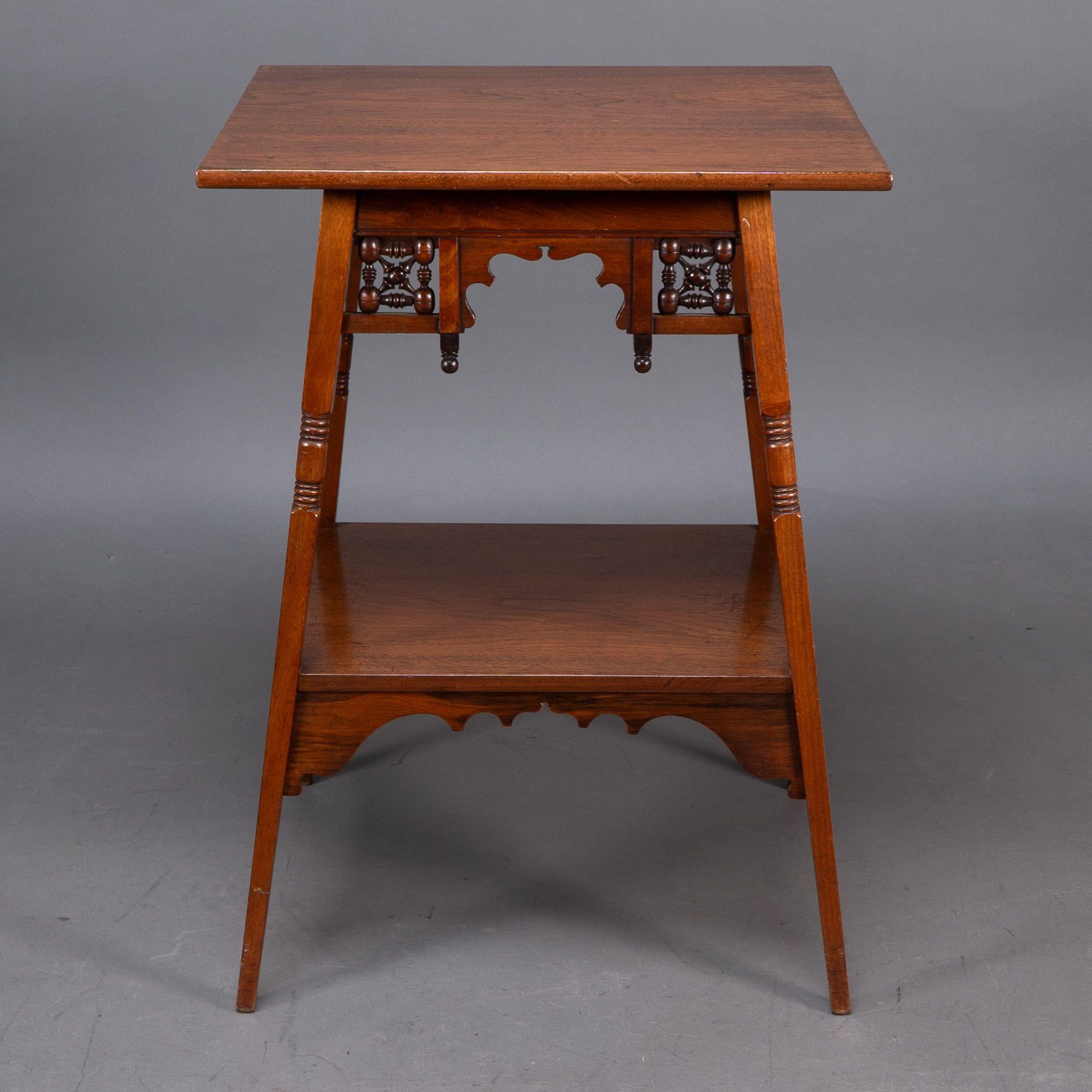 Liberty & Co. Rare table d'appoint en noyer mauresque anglo-japonais Bon état - En vente à London, GB