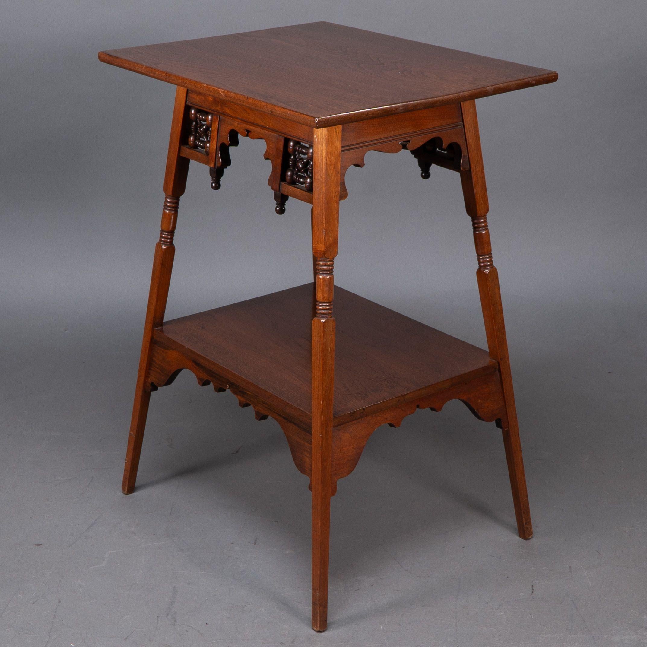Fin du XIXe siècle Liberty & Co. Rare table d'appoint en noyer mauresque anglo-japonais en vente