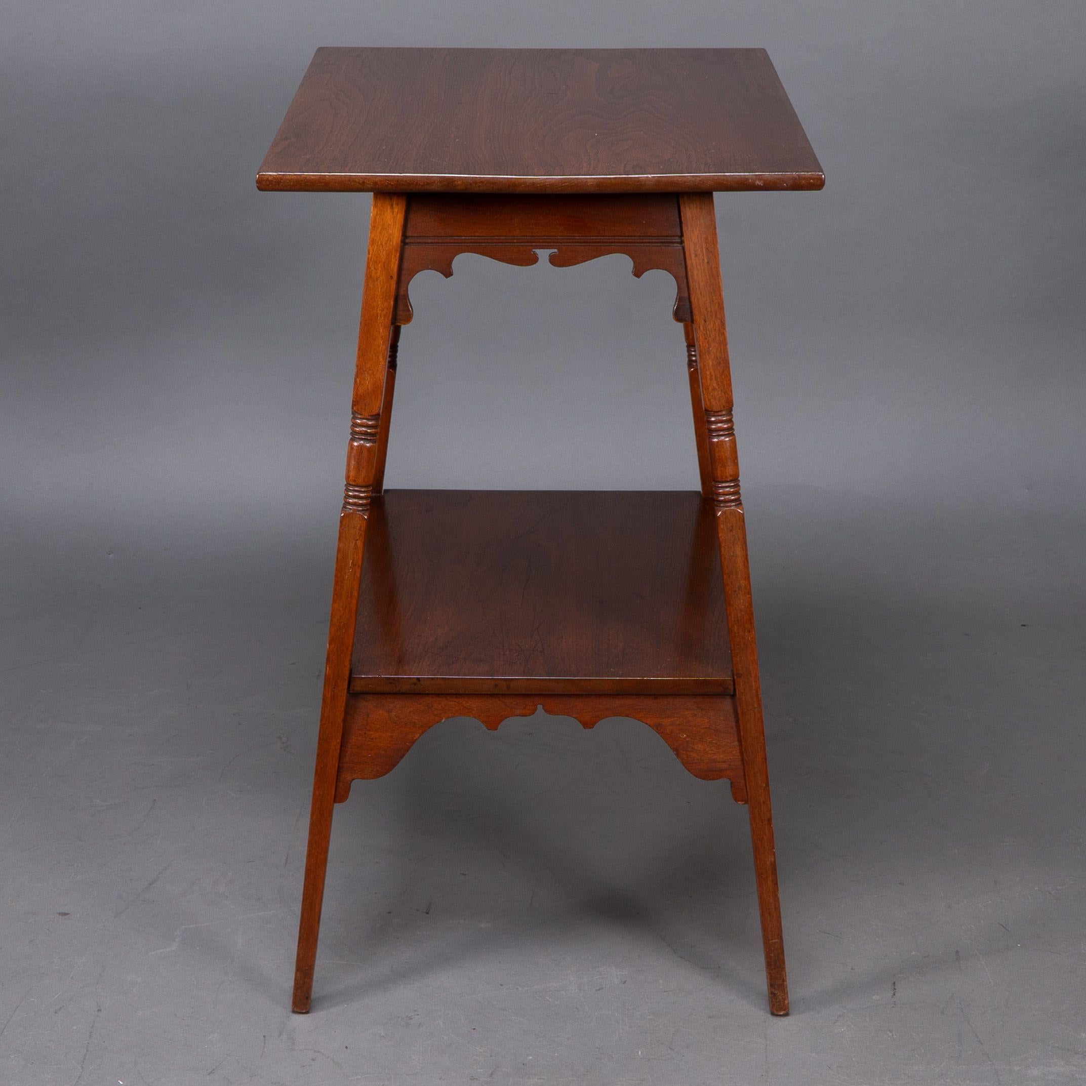 Noyer Liberty & Co. Rare table d'appoint en noyer mauresque anglo-japonais en vente