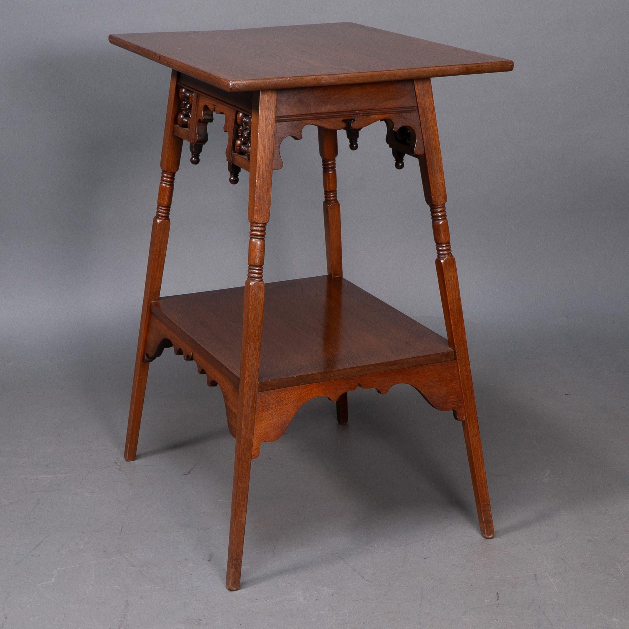 Liberty & Co. Rare table d'appoint en noyer mauresque anglo-japonais en vente 1