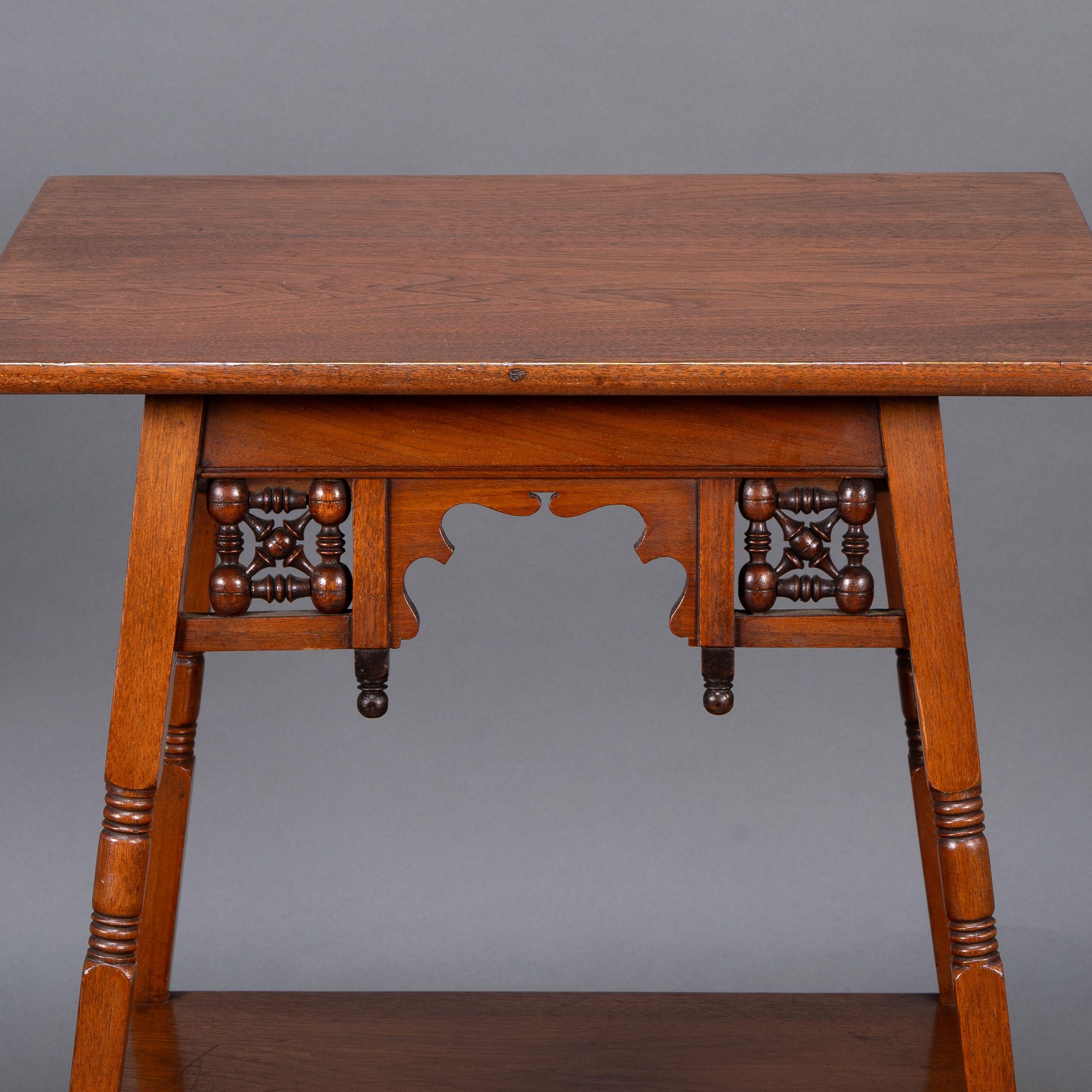 Liberty & Co. Rare table d'appoint en noyer mauresque anglo-japonais en vente 2