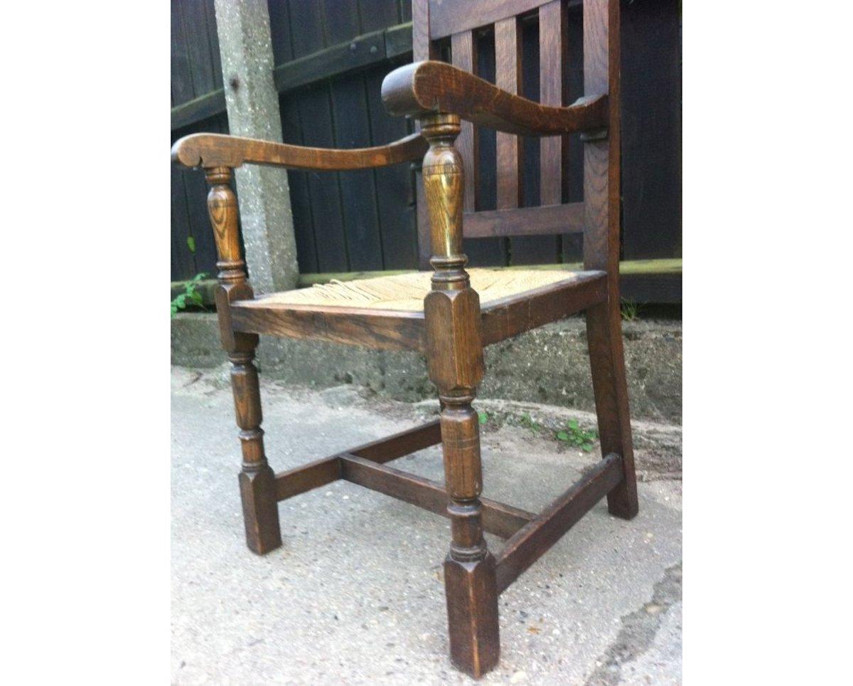 Liberty & Co. ein Satz von sechs Arts & Crafts Oak Arrow Head Rush Seat Esszimmerstühle (Handgefertigt) im Angebot