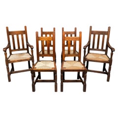 Liberty & Co. Conjunto de seis sillas de comedor Arts & Crafts de roble con asiento en punta de flecha.