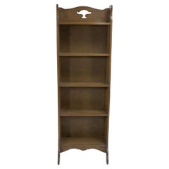 Liberty & Co. Ein schlankes Arts and Craft Bücherregal aus Eiche mit stilisierten Blumenausschnitten