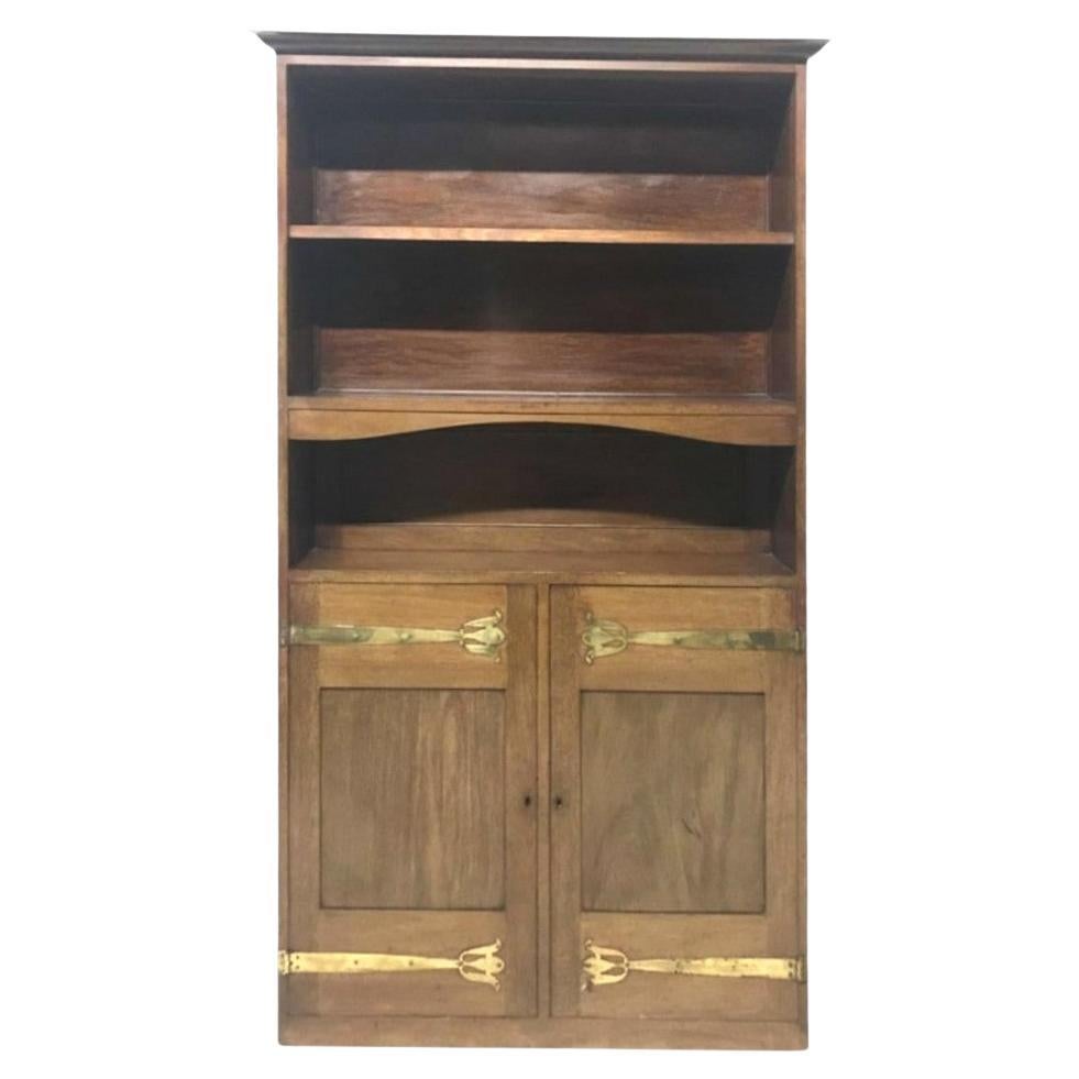 Liberty 
Co. Una sottile libreria in noce Arts 
Crafts con cerniere in rame stilizzate in vendita