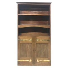 Liberty & Co. Slim Arts & Crafts-Bücherregal aus Nussbaumholz mit stilisierten Kupfergriffen