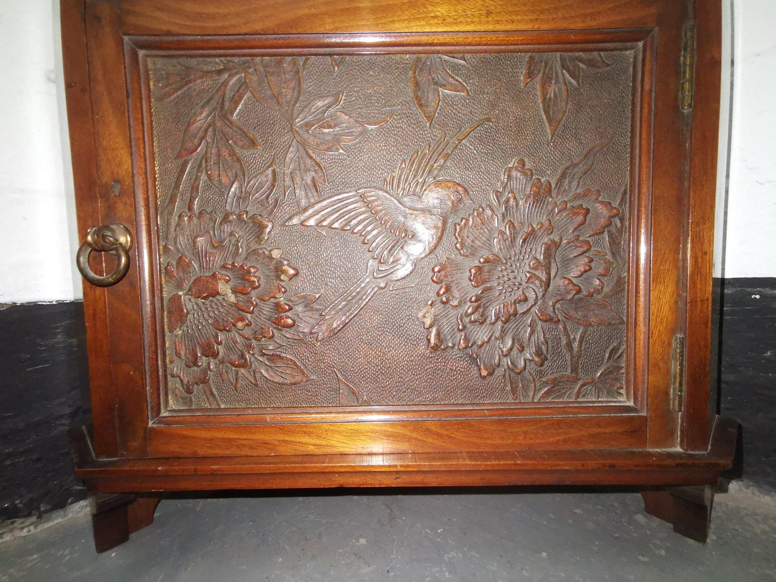 Liberty & Co.
Ein seltener englischer Nussbaum-Eckschrank der Ästhetischen Bewegung mit geprägtem Lederpaneel an der Tür, das einen über einer Chrysantheme schwebenden Vogel darstellt. Die Tür ist mit dem für Liberty typischen Ringgriff aus Messing