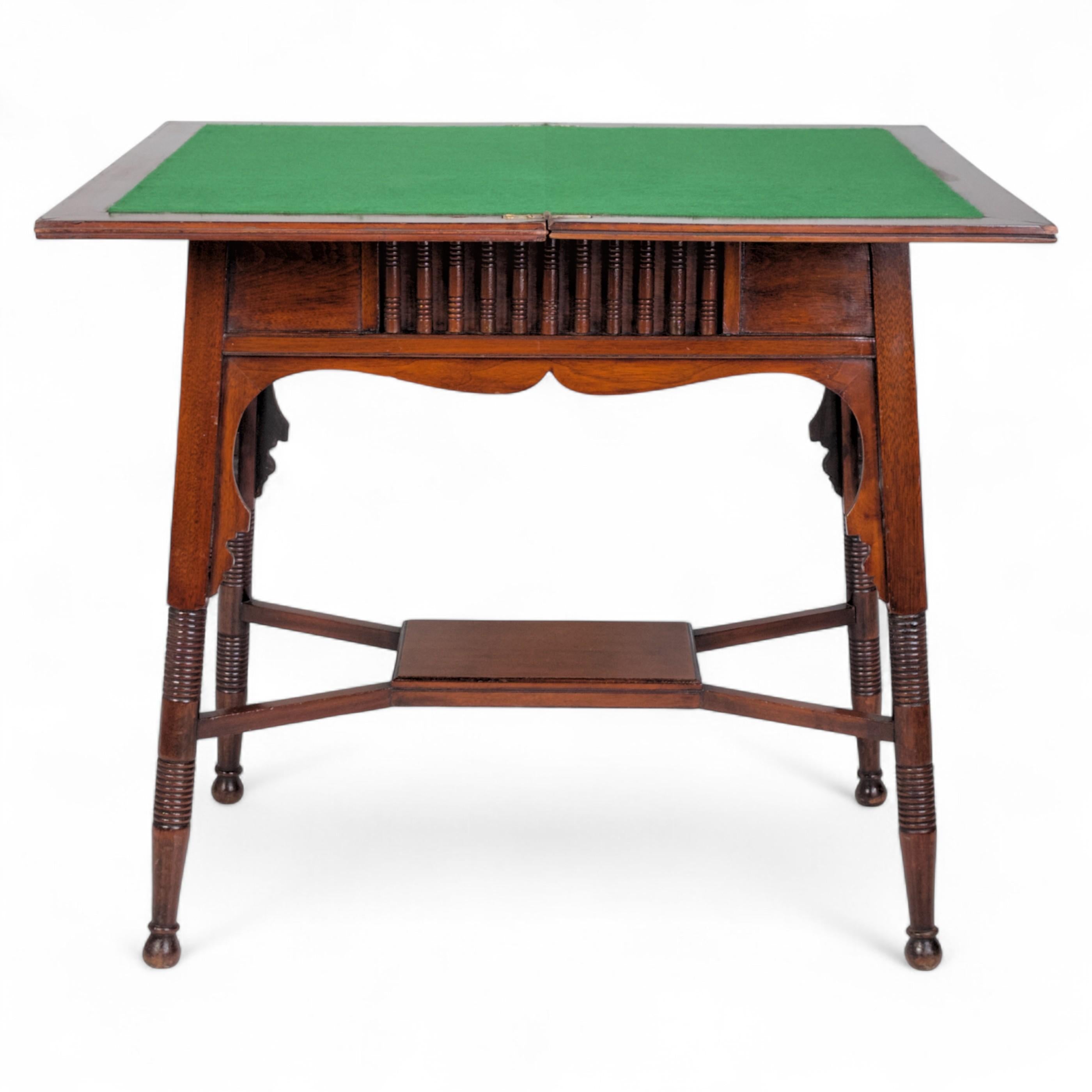 Liberty & Co., table de jeu et de poker anglo-mauresque Arts & Crafts en noyer plié en vente 2