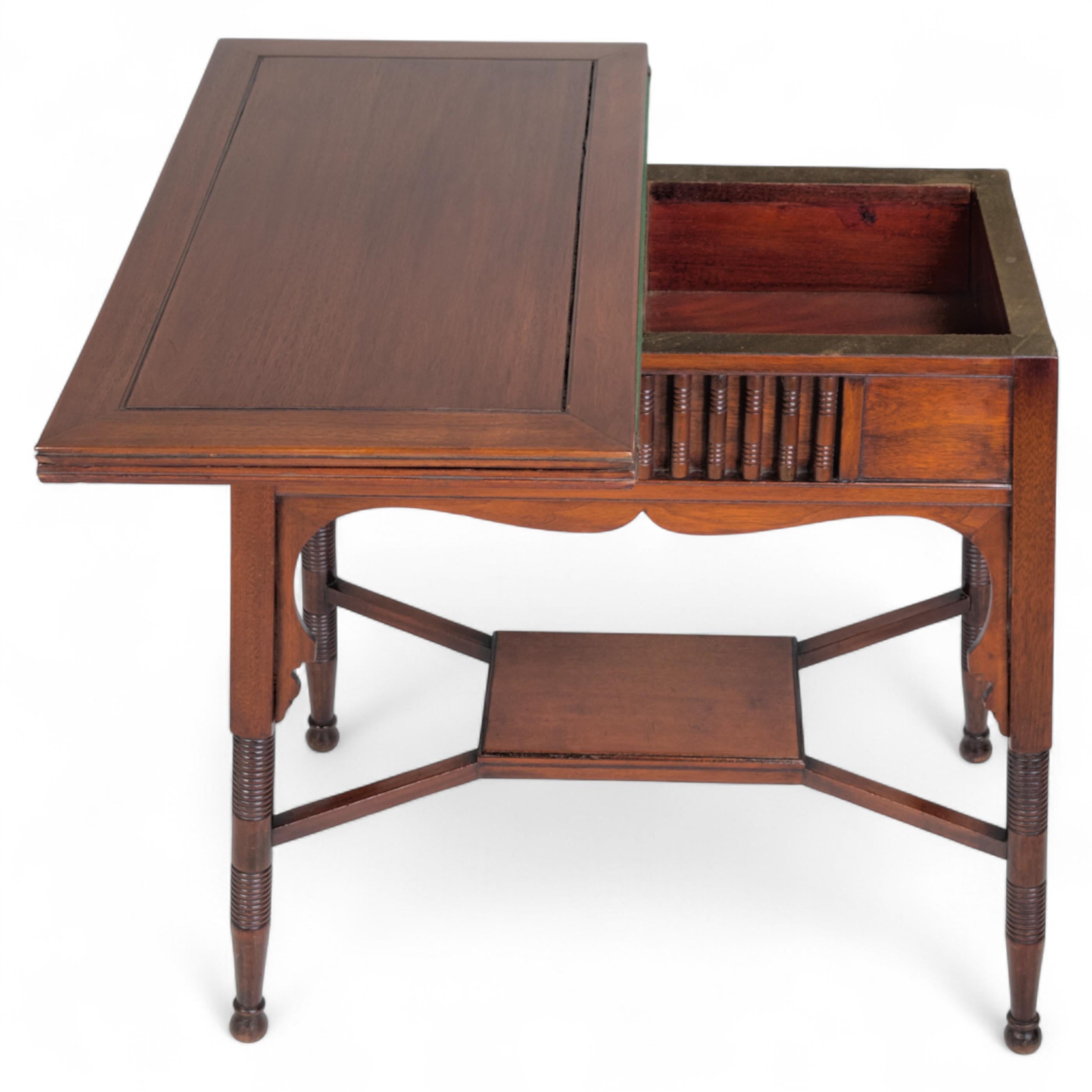 Liberty & Co., table de jeu et de poker anglo-mauresque Arts & Crafts en noyer plié en vente 3