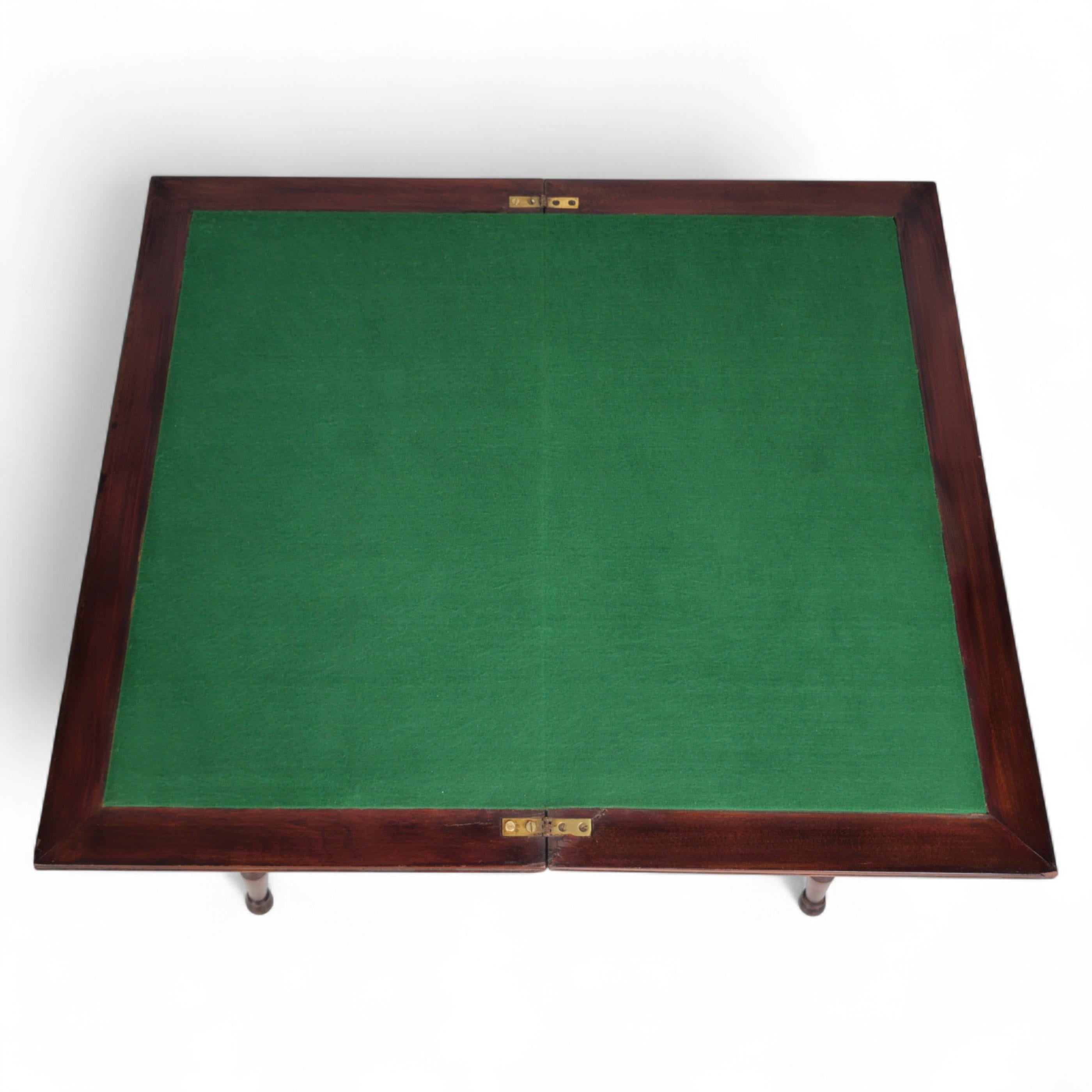 Liberty & Co., table de jeu et de poker anglo-mauresque Arts & Crafts en noyer plié en vente 4