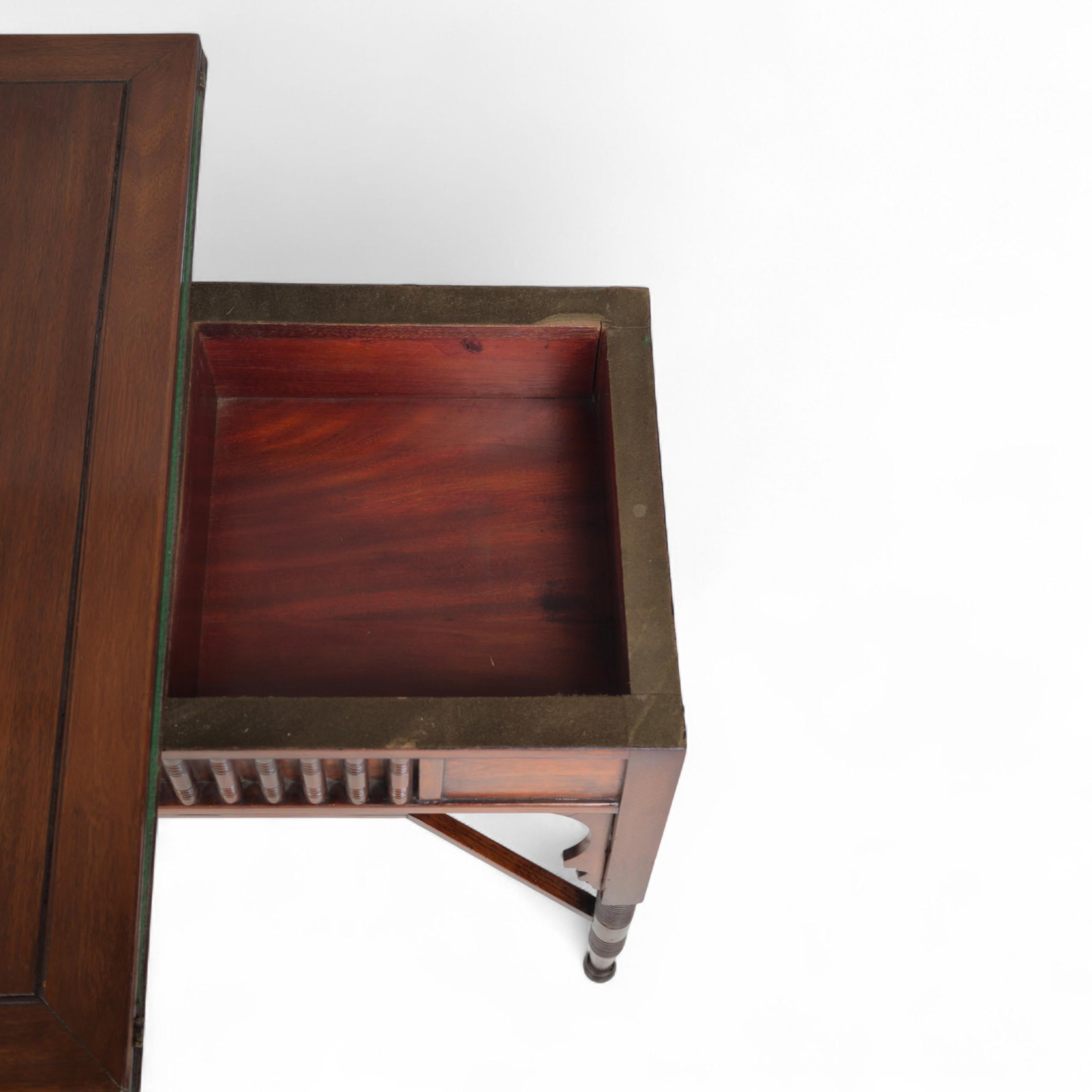 Liberty & Co., table de jeu et de poker anglo-mauresque Arts & Crafts en noyer plié en vente 5