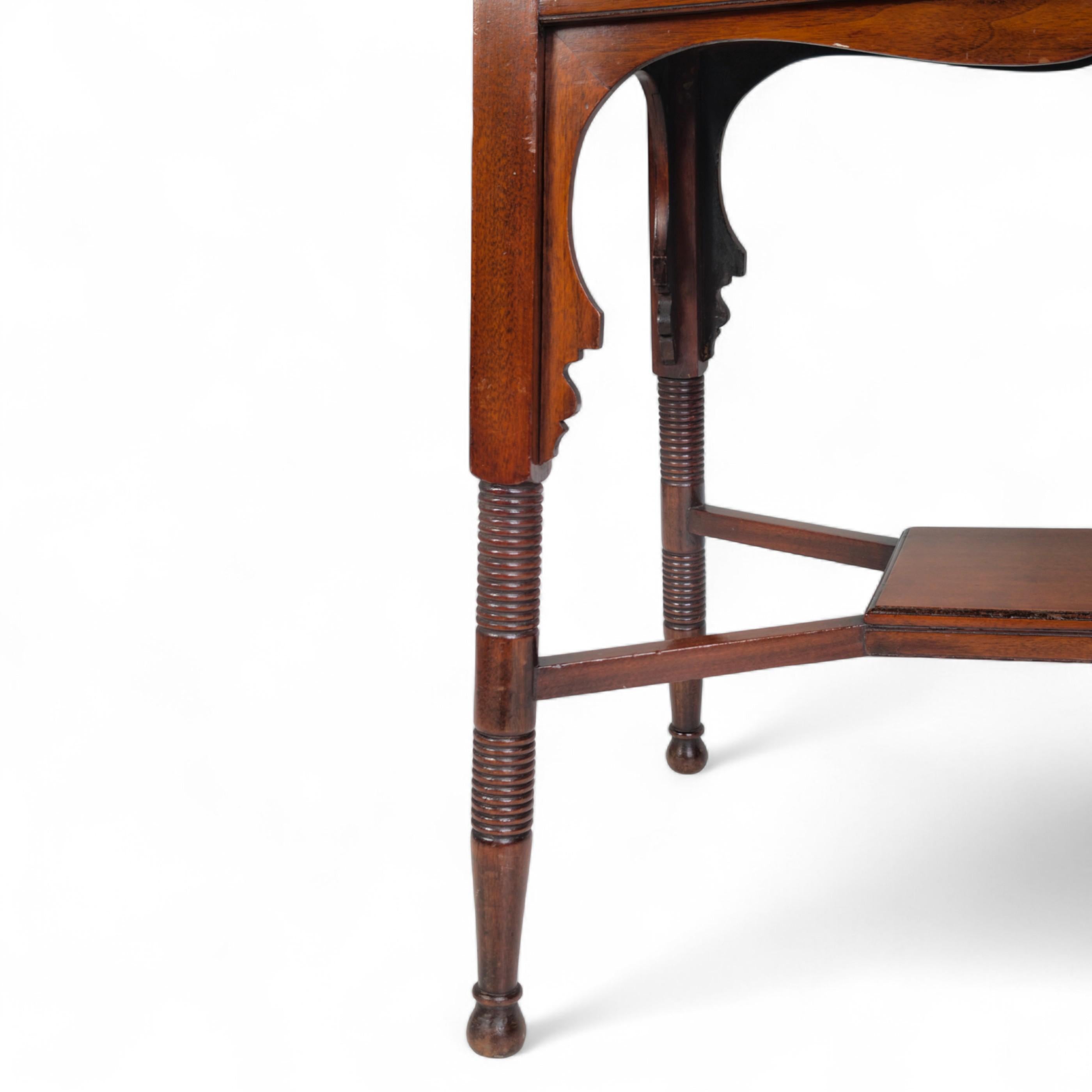 Liberty & Co., table de jeu et de poker anglo-mauresque Arts & Crafts en noyer plié en vente 7