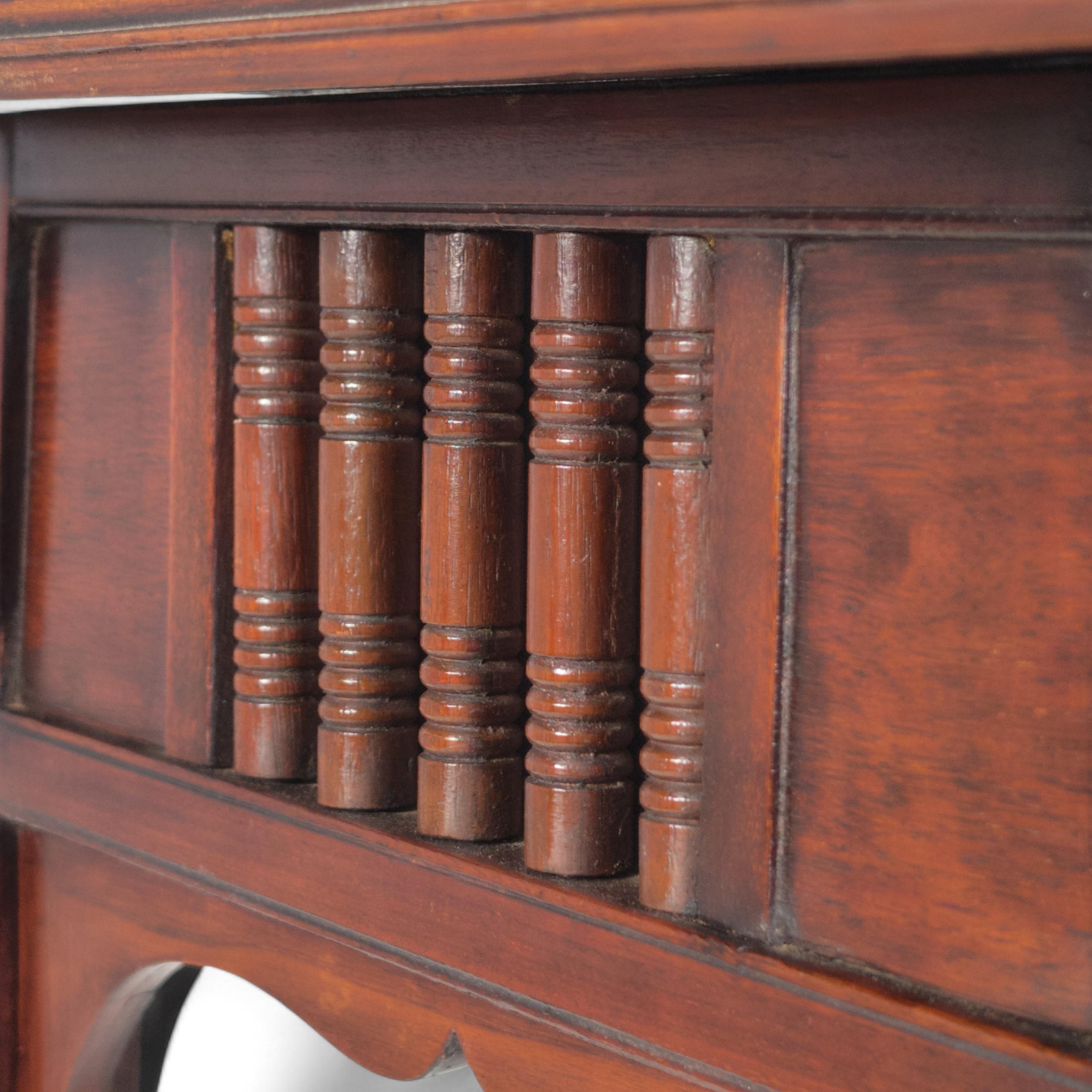 Liberty & Co., table de jeu et de poker anglo-mauresque Arts & Crafts en noyer plié en vente 10