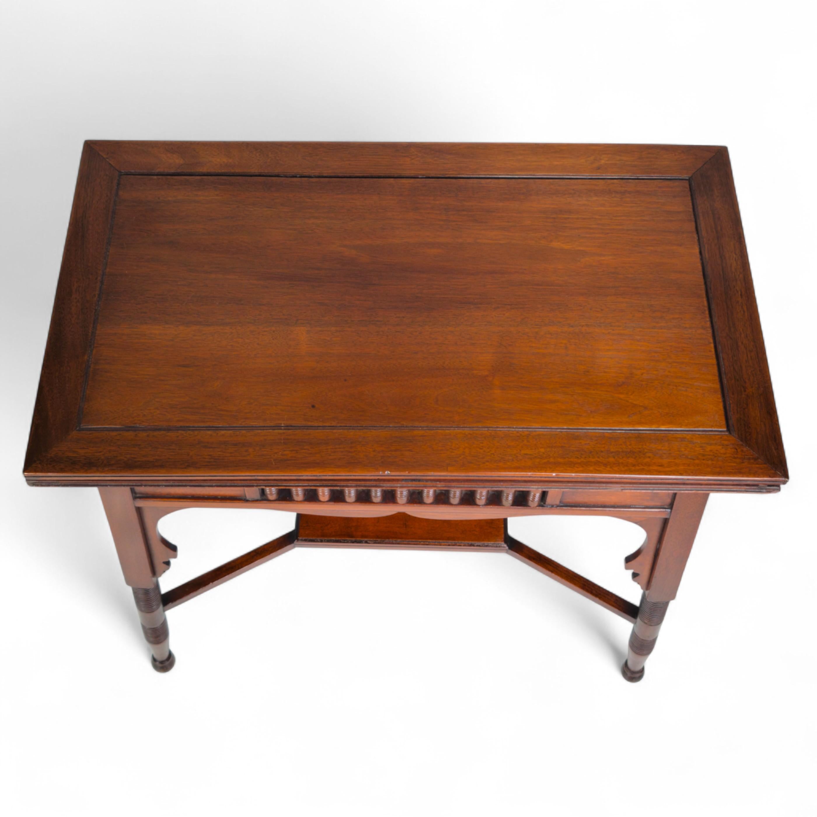 Liberty & Co., table de jeu et de poker anglo-mauresque Arts & Crafts en noyer plié en vente 11