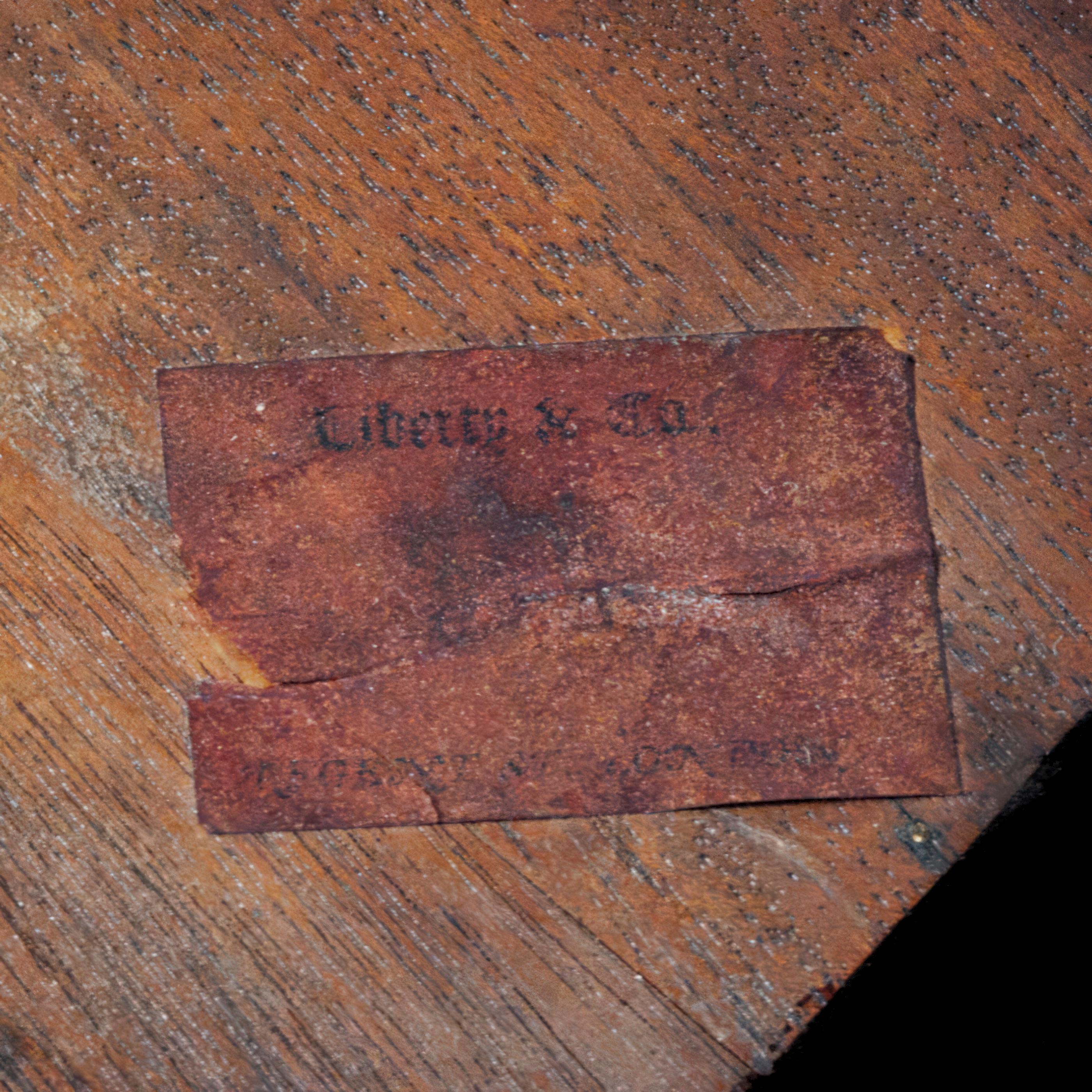 Liberty & Co., table de jeu et de poker anglo-mauresque Arts & Crafts en noyer plié en vente 12