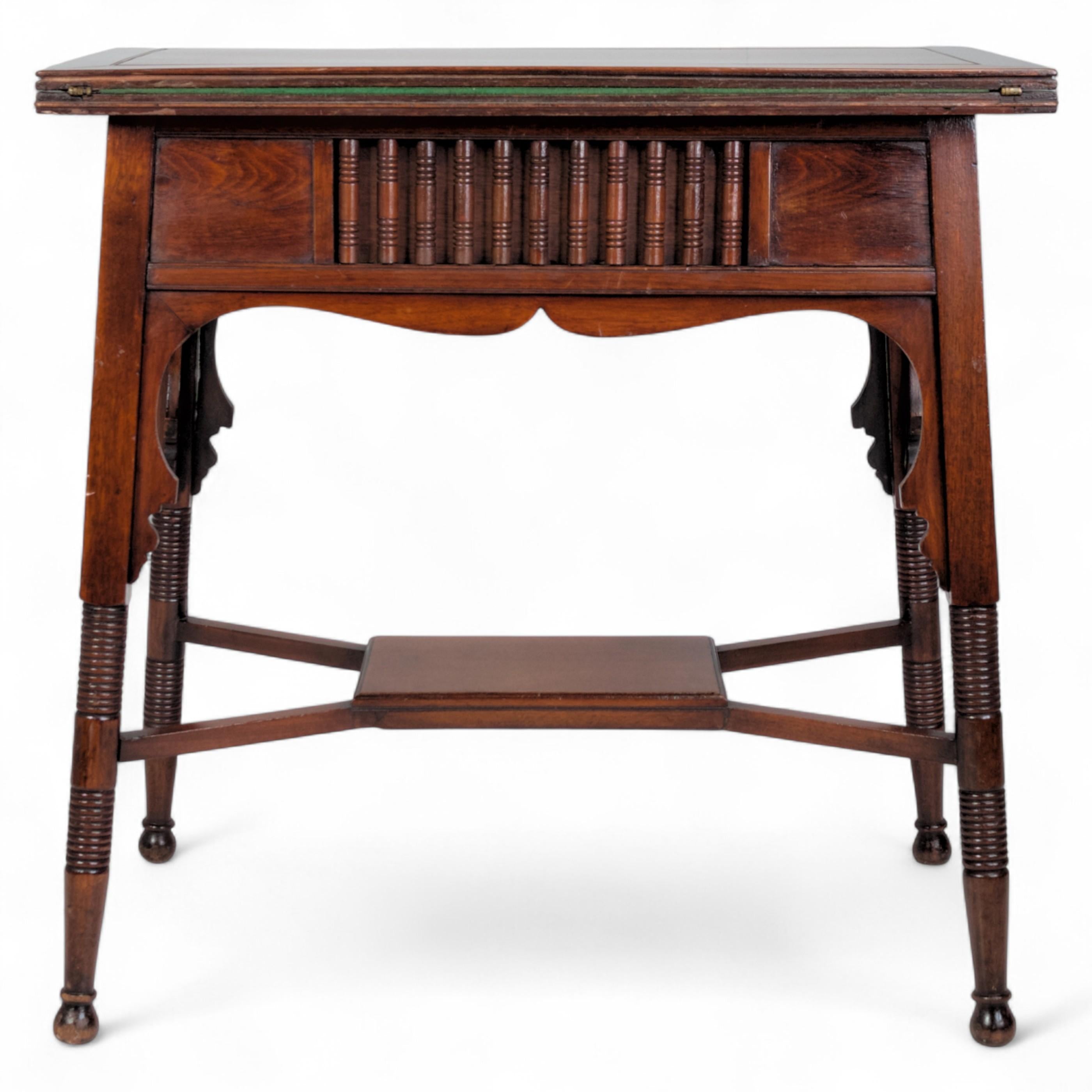 Liberty & Co., table de jeu et de poker anglo-mauresque Arts & Crafts en noyer plié Bon état - En vente à London, GB