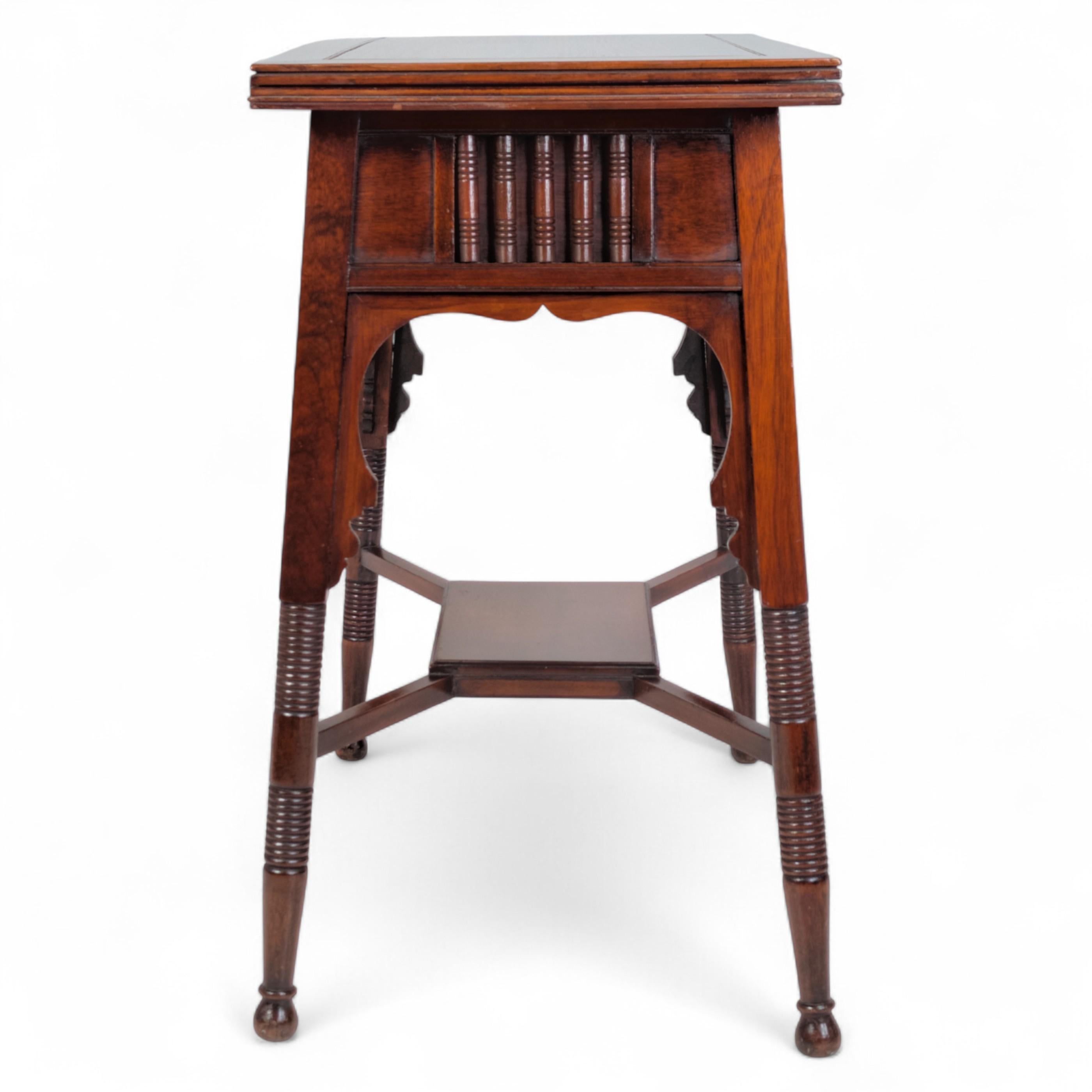 Noyer Liberty & Co., table de jeu et de poker anglo-mauresque Arts & Crafts en noyer plié en vente