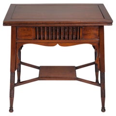 Liberty & Co. una mesa de juegos y cartas plegable de madera de nogal de estilo Arts & Crafts anglo-morisco