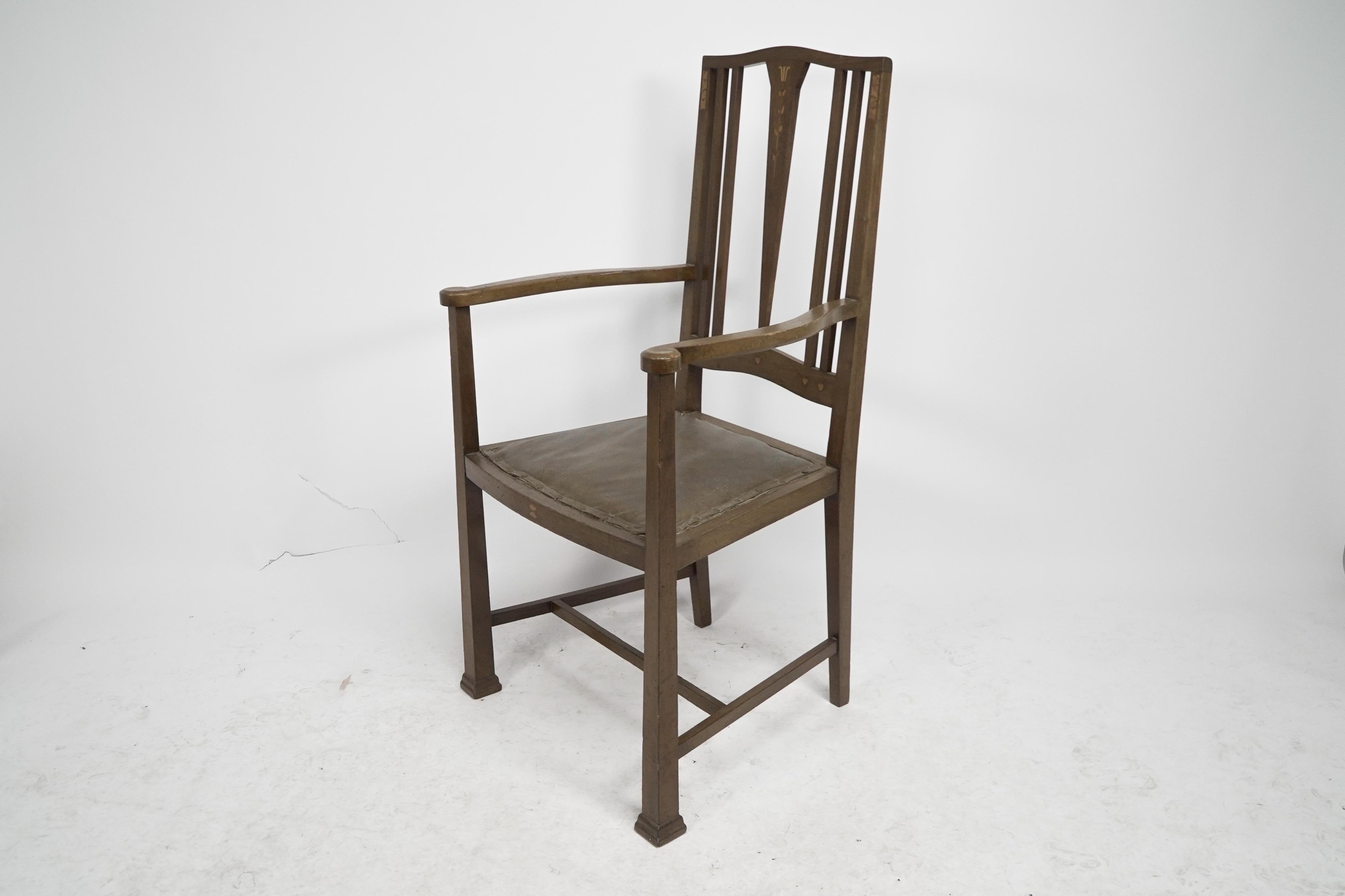 Liberty & Co. Arts and Crafts-Sessel mit Herzen und subtilen floralen Intarsien, eingelegt. (Englisch) im Angebot