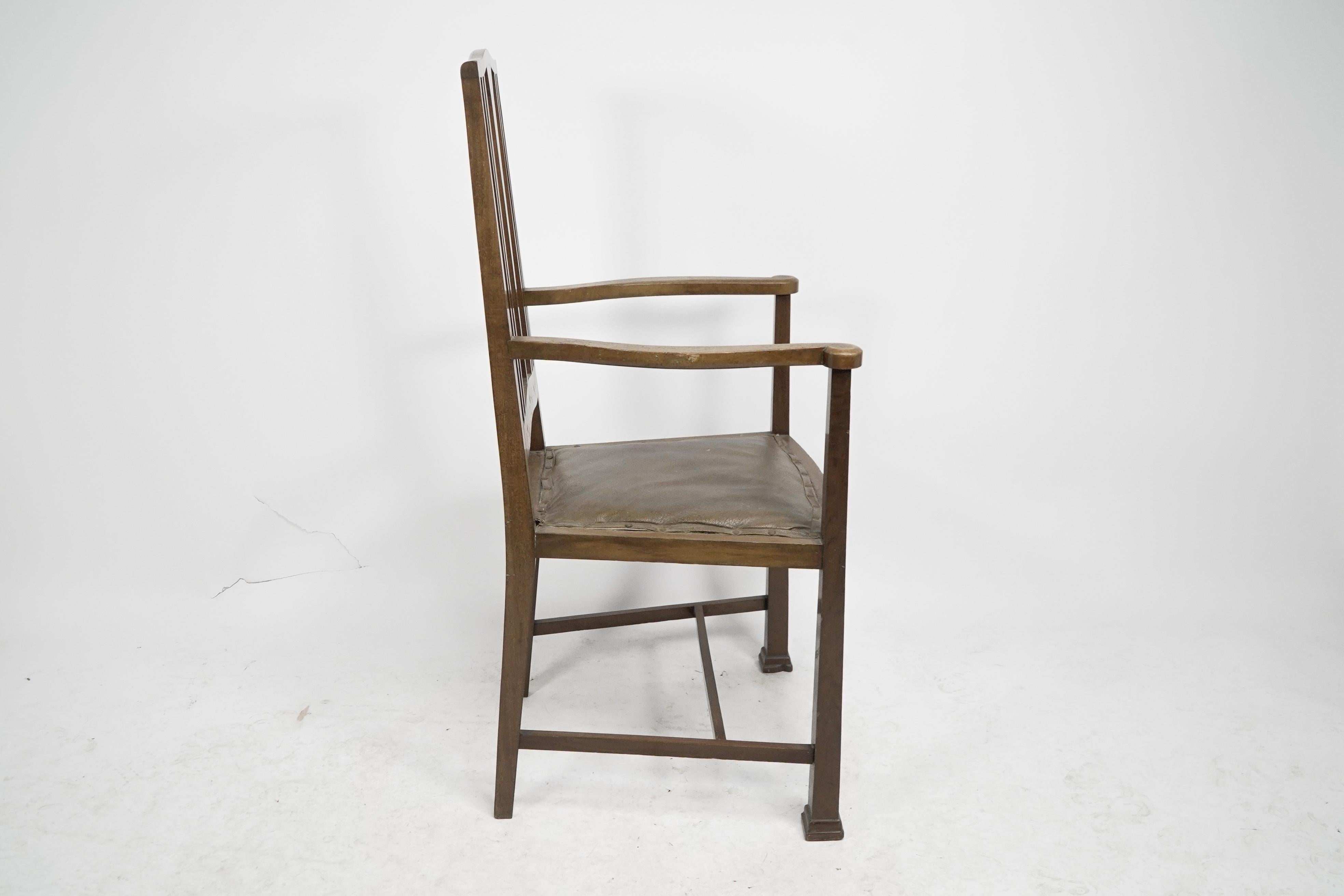 Liberty & Co. Arts and Crafts-Sessel mit Herzen und subtilen floralen Intarsien, eingelegt. (Frühes 20. Jahrhundert) im Angebot