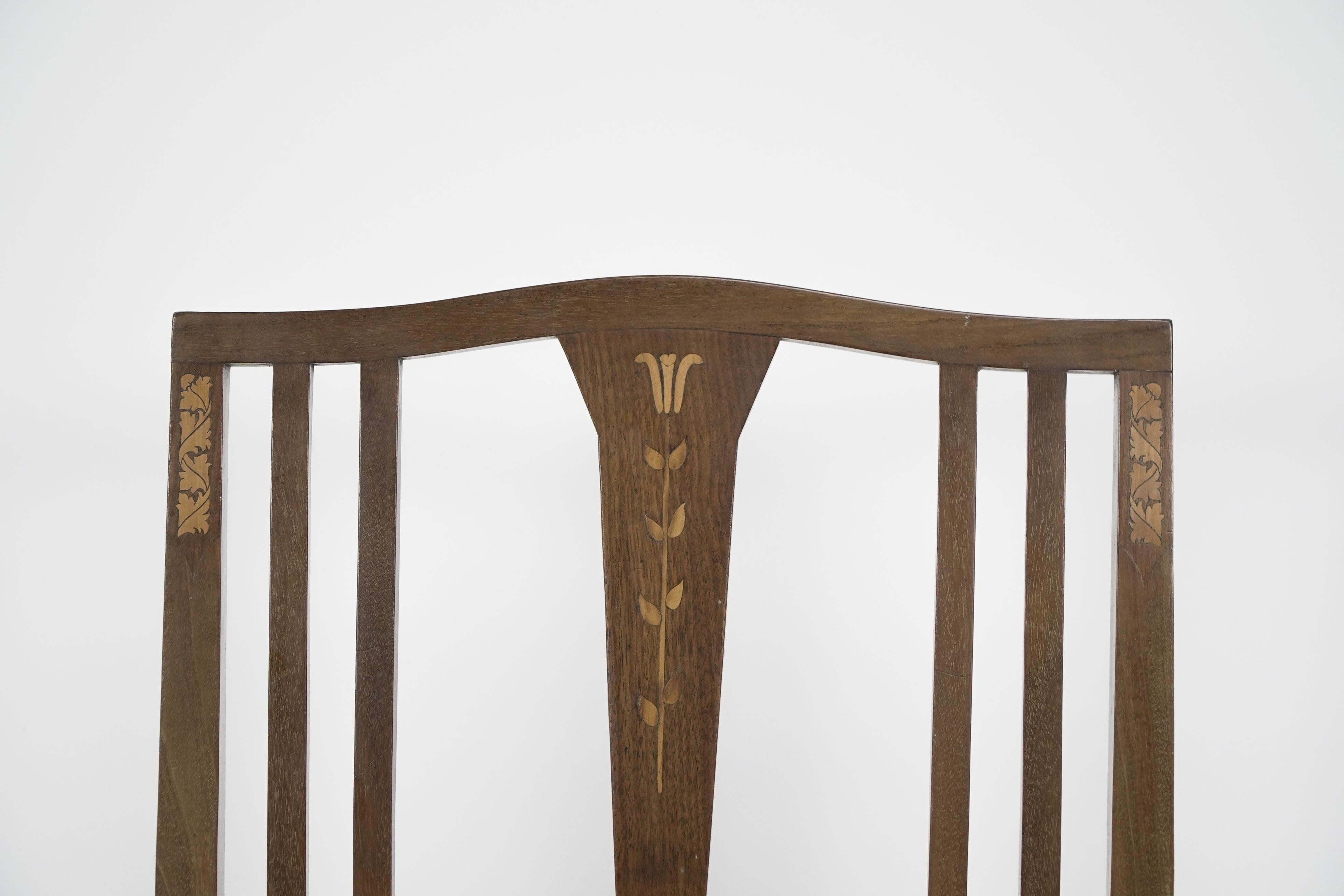 Liberty & Co. Arts and Crafts-Sessel mit Herzen und subtilen floralen Intarsien, eingelegt. (Walnuss) im Angebot