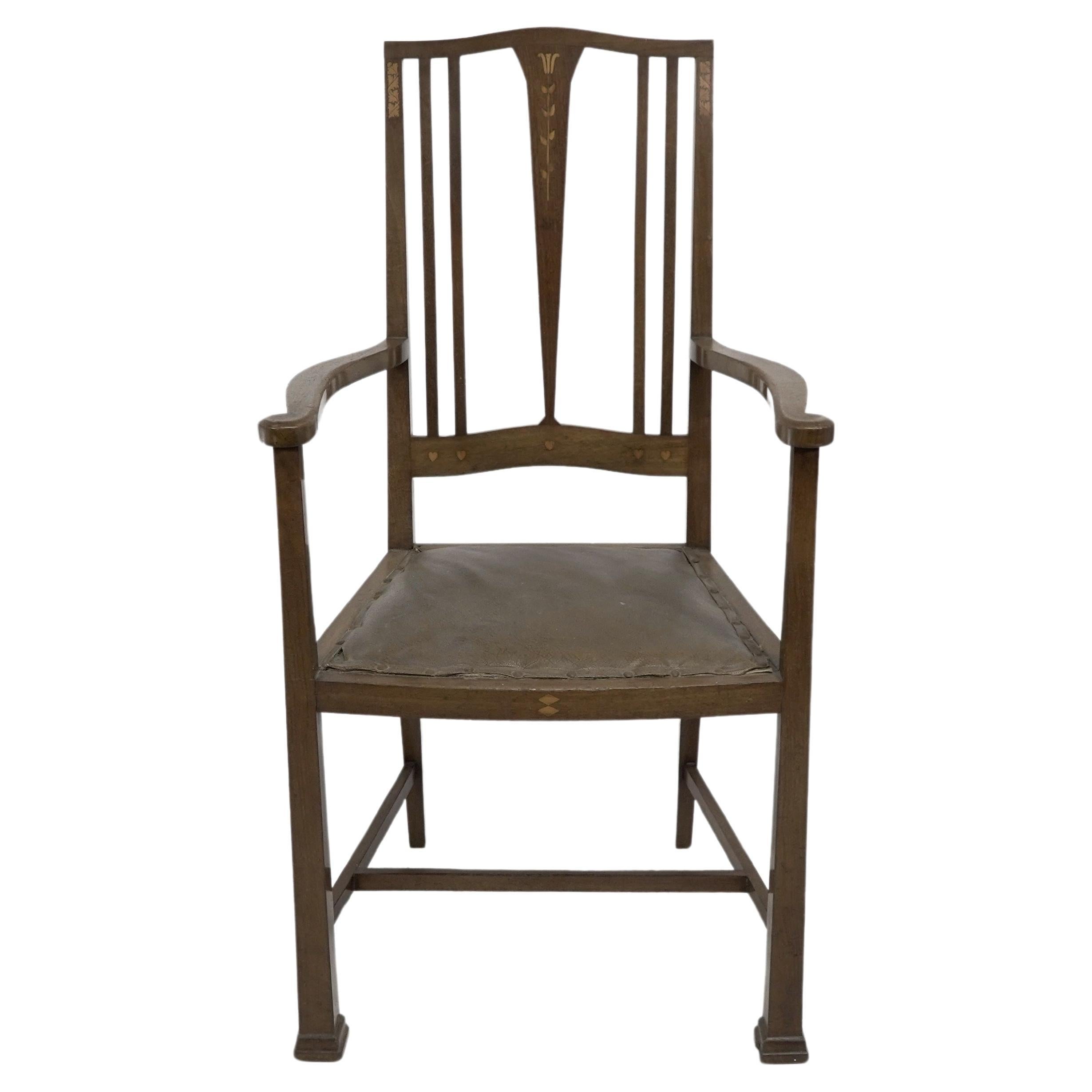 Liberty & Co zugeschrieben, ein Arts & Crafts Sessel aus Nussbaum, eingelegt mit kleinen Herzen und subtilen floralen Intarsien auf dem Rücken und der Vorderseite.

