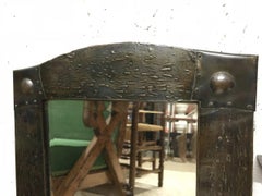 Liberty & Co. Espejo de pared de cobre martillado a mano con marco en forma de "A" Arts & Crafts