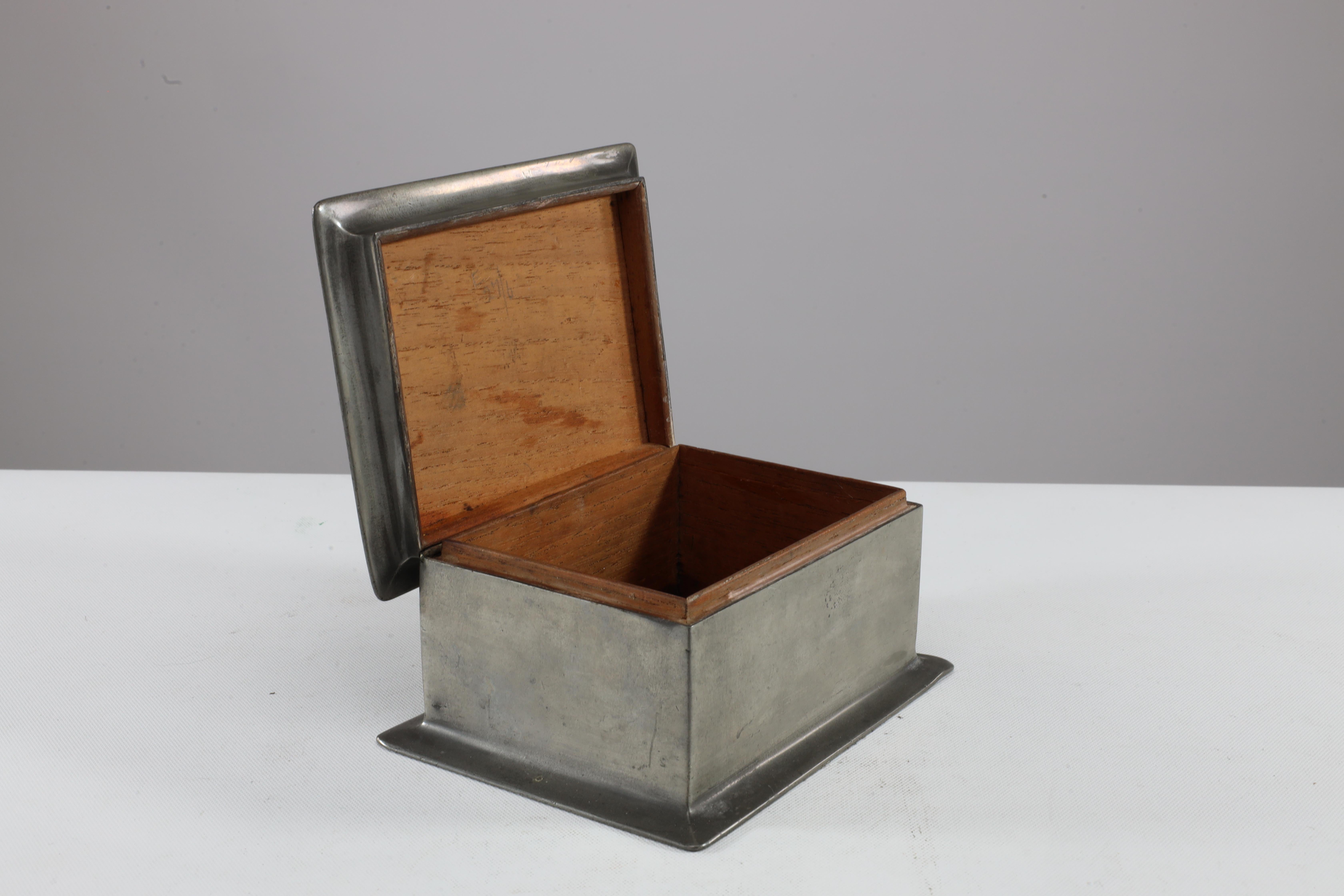 Liberty & Co. Boîte à bijoux en étain doublée d'un ceder, datant de l'époque des Arts & Crafts en vente 4