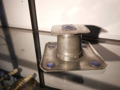 Liberty & Co. Ein Arts and Crafts-Tintenfass aus Zinn mit violetter Emaille-Dekoration.