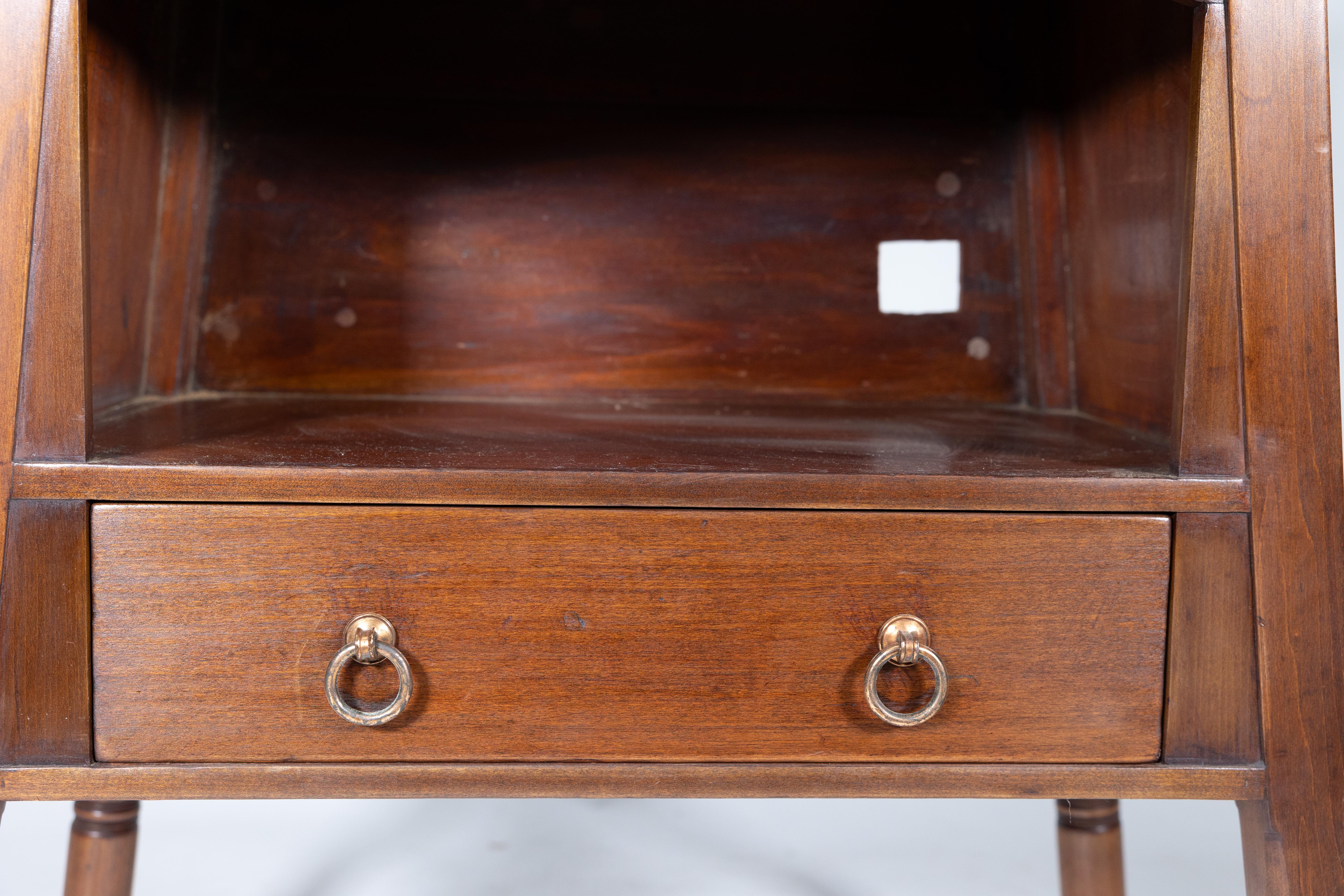 Liberty & Co. The Arts & Crafts side cabinet en noyer dans le style de Morris & Co. en vente 3