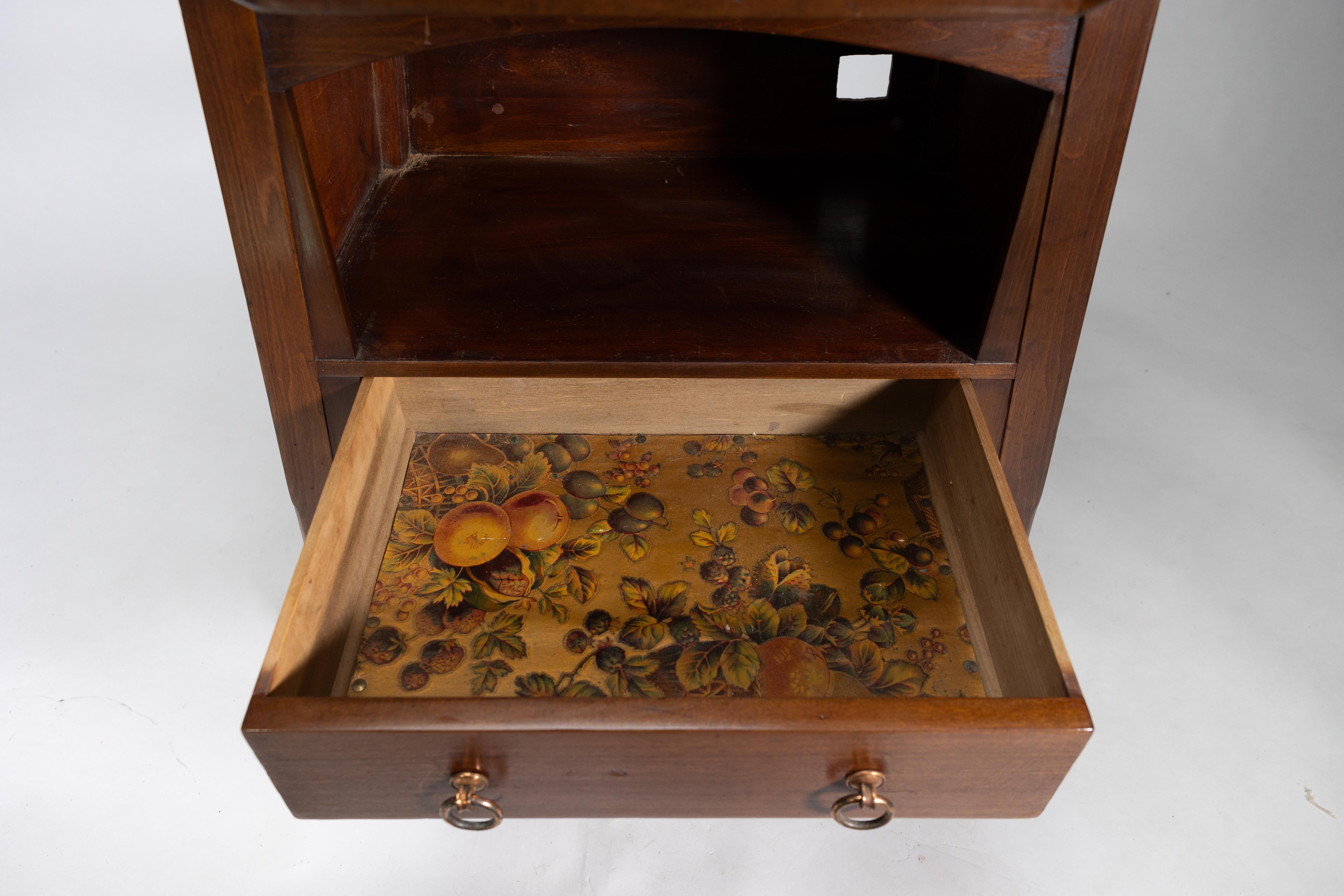 Liberty & Co. The Arts & Crafts side cabinet en noyer dans le style de Morris & Co. en vente 4