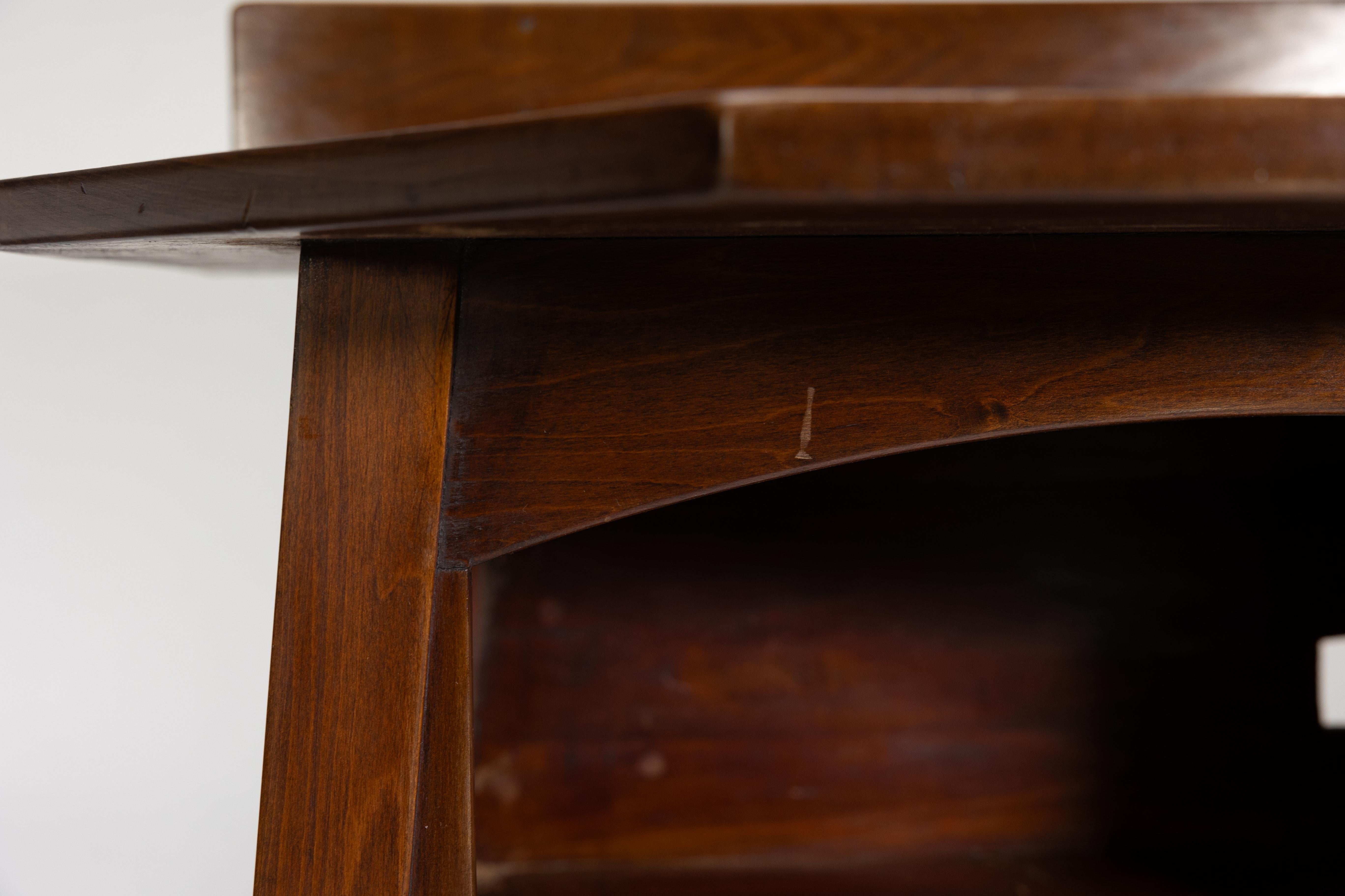 Liberty & Co. The Arts & Crafts side cabinet en noyer dans le style de Morris & Co. en vente 6