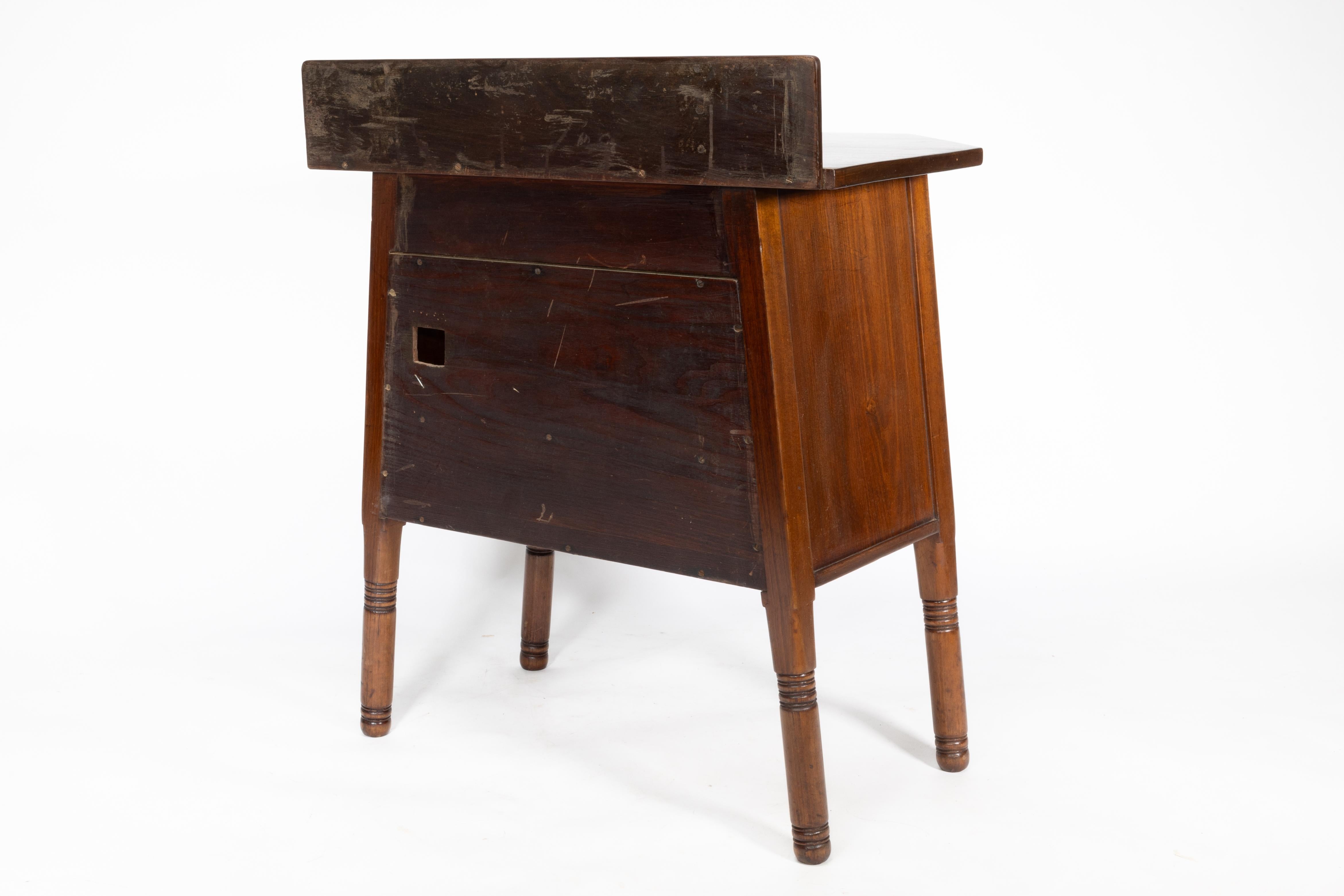 Arts and Crafts Liberty & Co. The Arts & Crafts side cabinet en noyer dans le style de Morris & Co. en vente