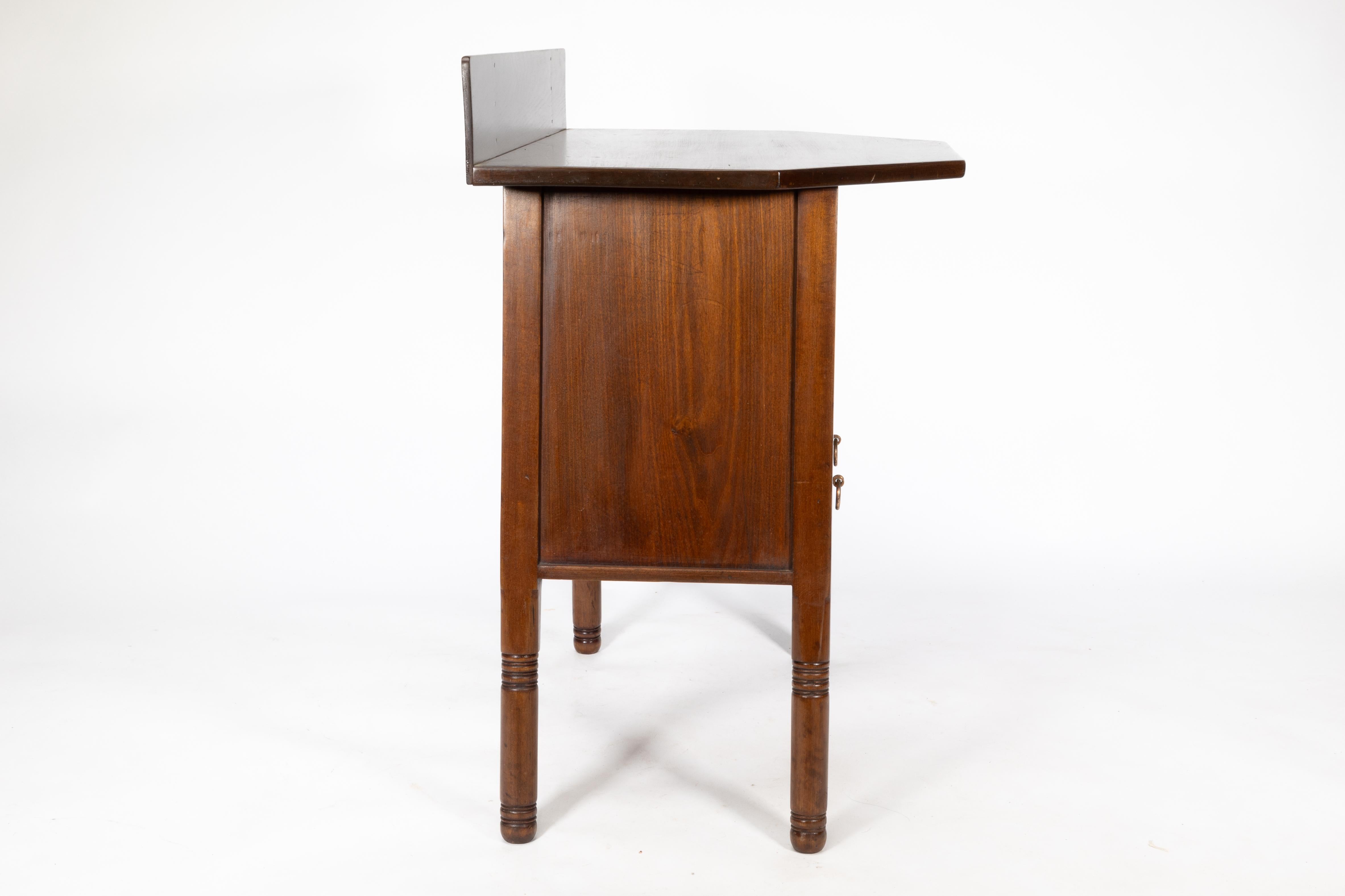 Anglais Liberty & Co. The Arts & Crafts side cabinet en noyer dans le style de Morris & Co. en vente