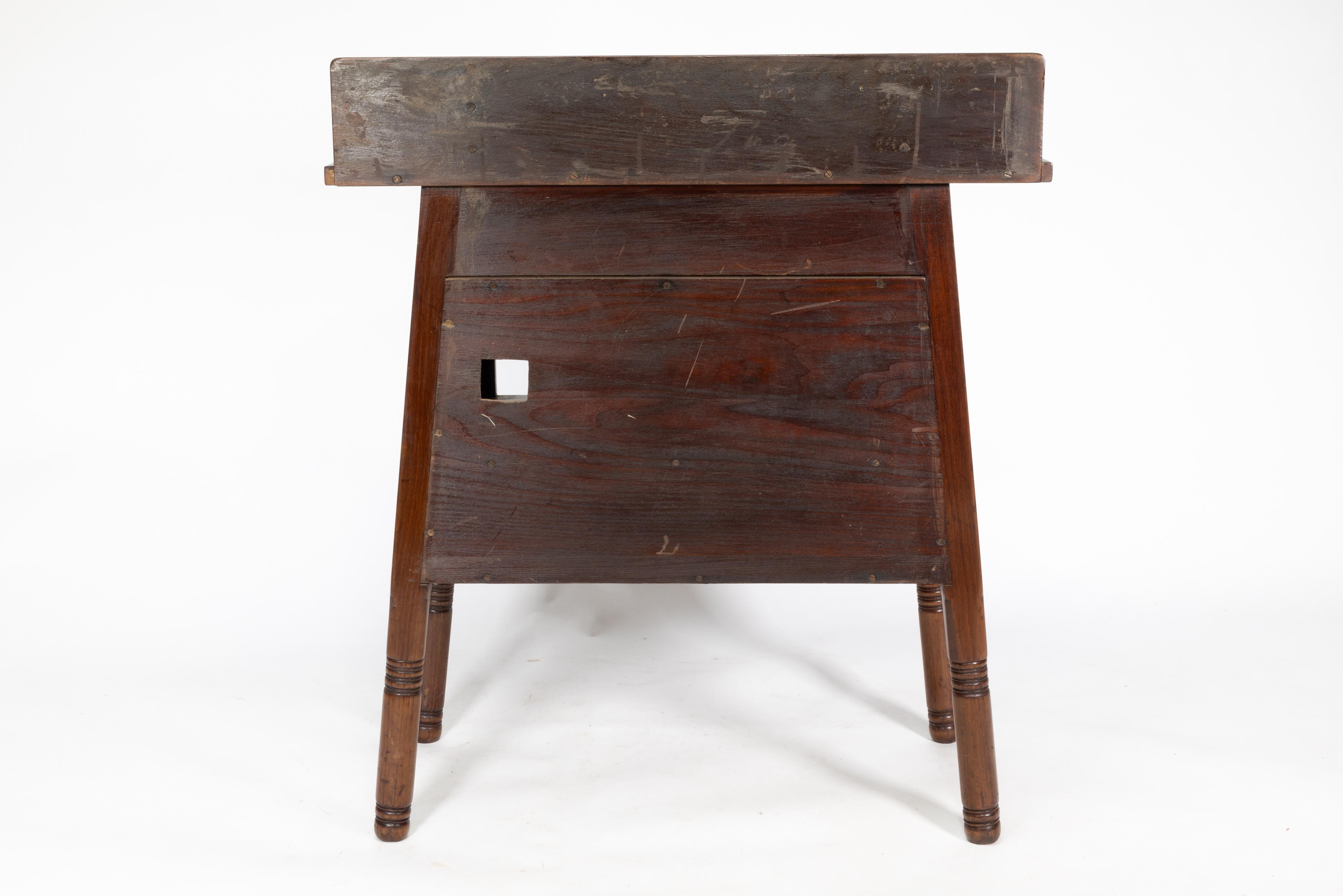 Liberty & Co. The Arts & Crafts side cabinet en noyer dans le style de Morris & Co. Bon état - En vente à London, GB