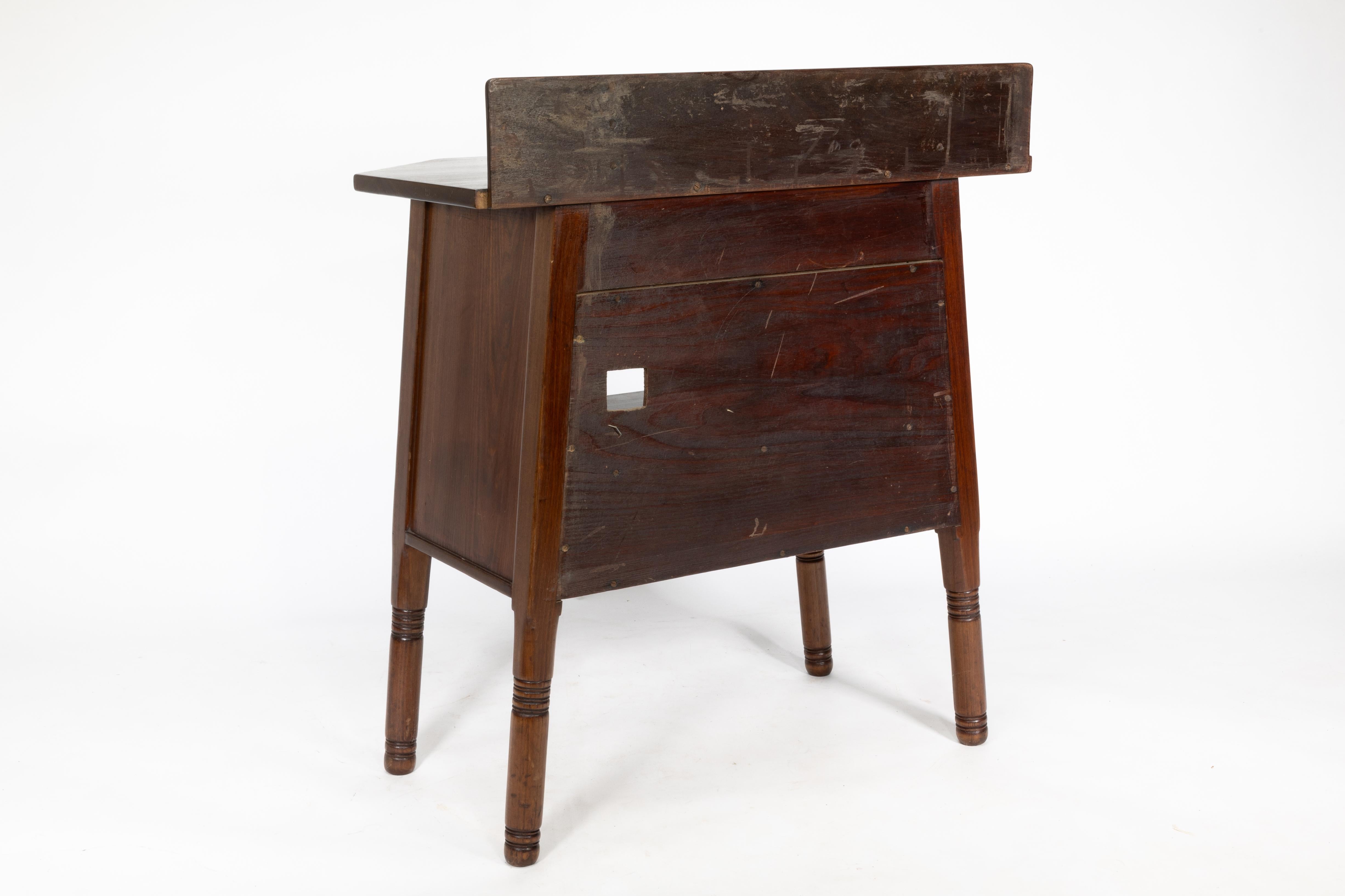 Fin du XIXe siècle Liberty & Co. The Arts & Crafts side cabinet en noyer dans le style de Morris & Co. en vente
