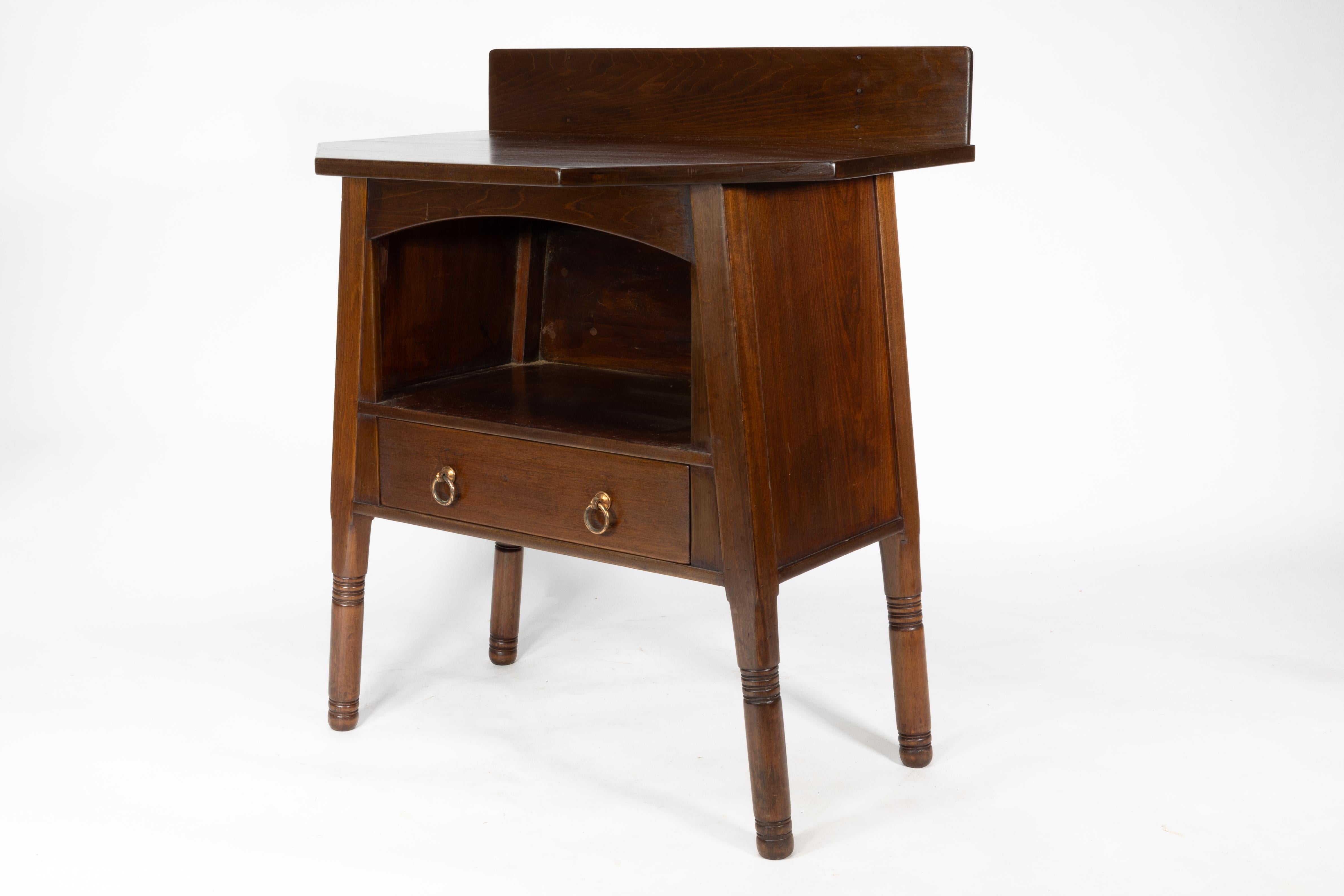 Liberty & Co. The Arts & Crafts side cabinet en noyer dans le style de Morris & Co. en vente 1