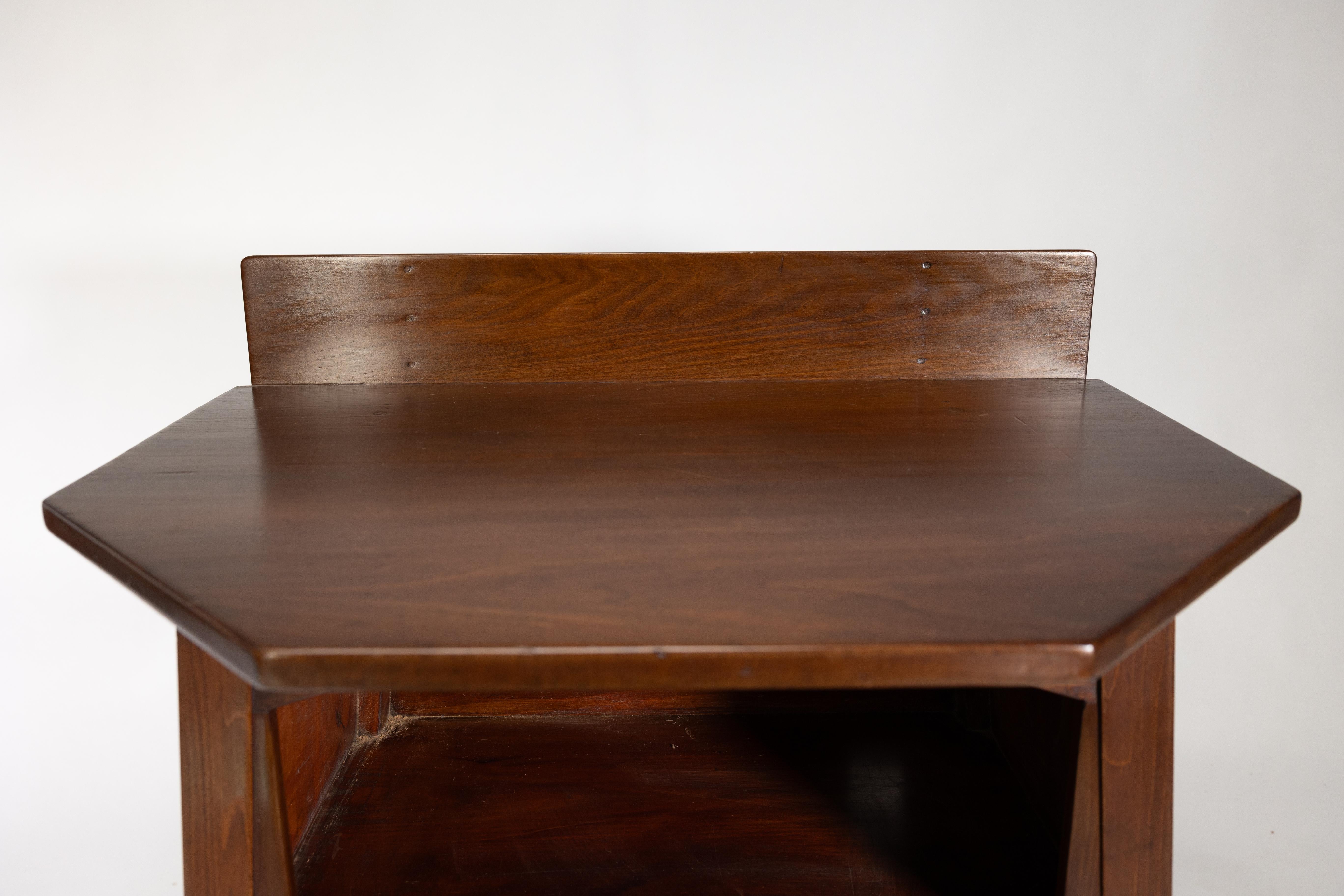 Liberty & Co. The Arts & Crafts side cabinet en noyer dans le style de Morris & Co. en vente 2