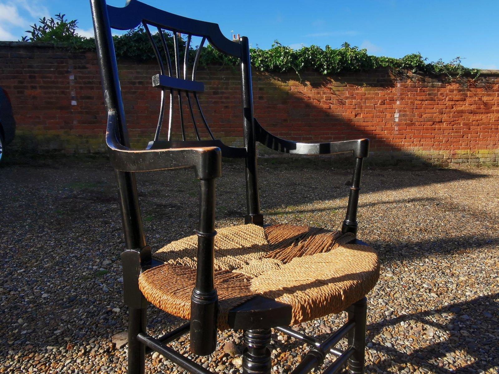 Fauteuil Liberty & Co., mouvement esthétique anglais, en bois d'ébène avec assise en forme de mer Bon état - En vente à London, GB