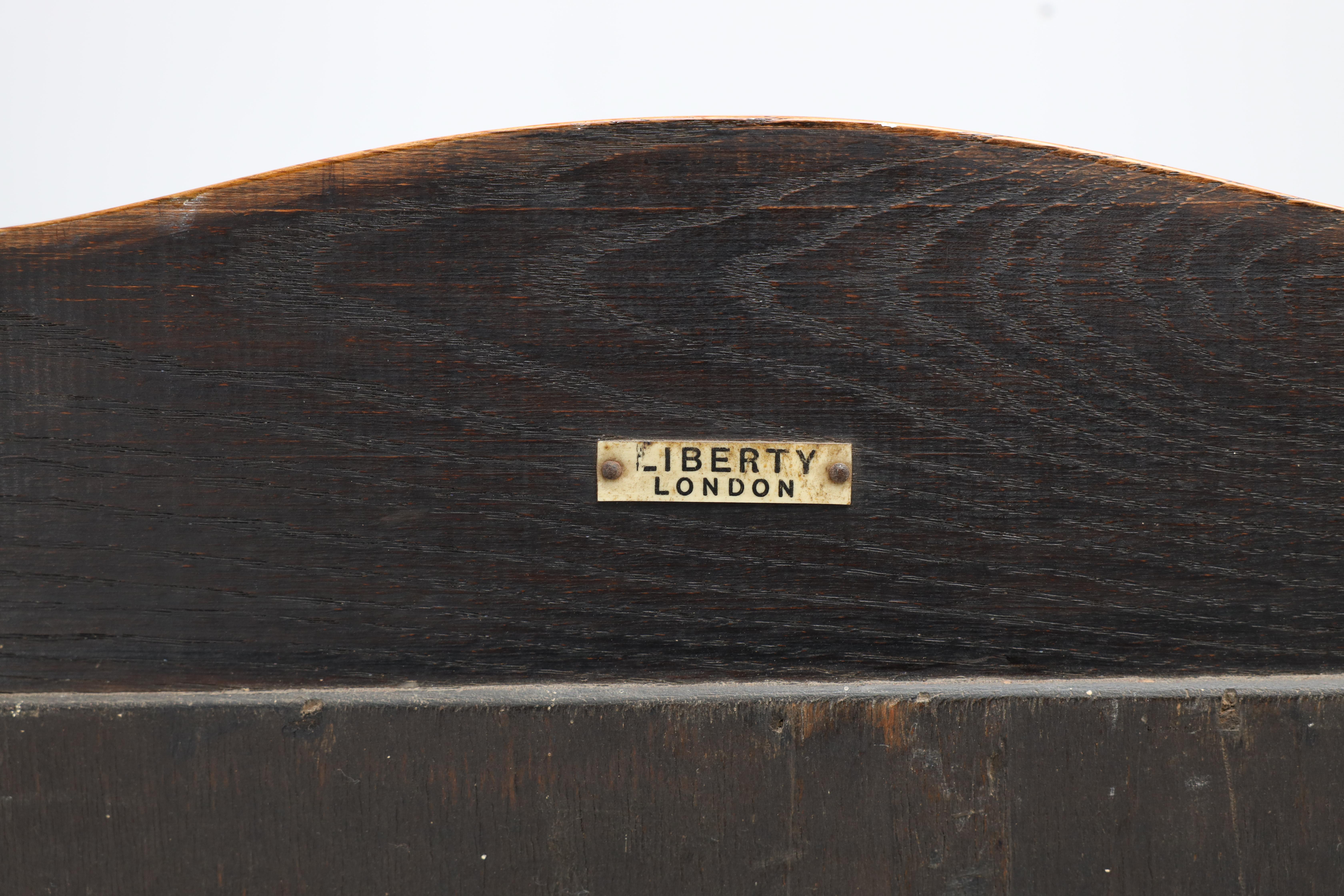 Liberty & Co., ein englisches Arts & Crafts-Bücherregal aus Eichenholz, mit geformten oberen Details im Angebot 10