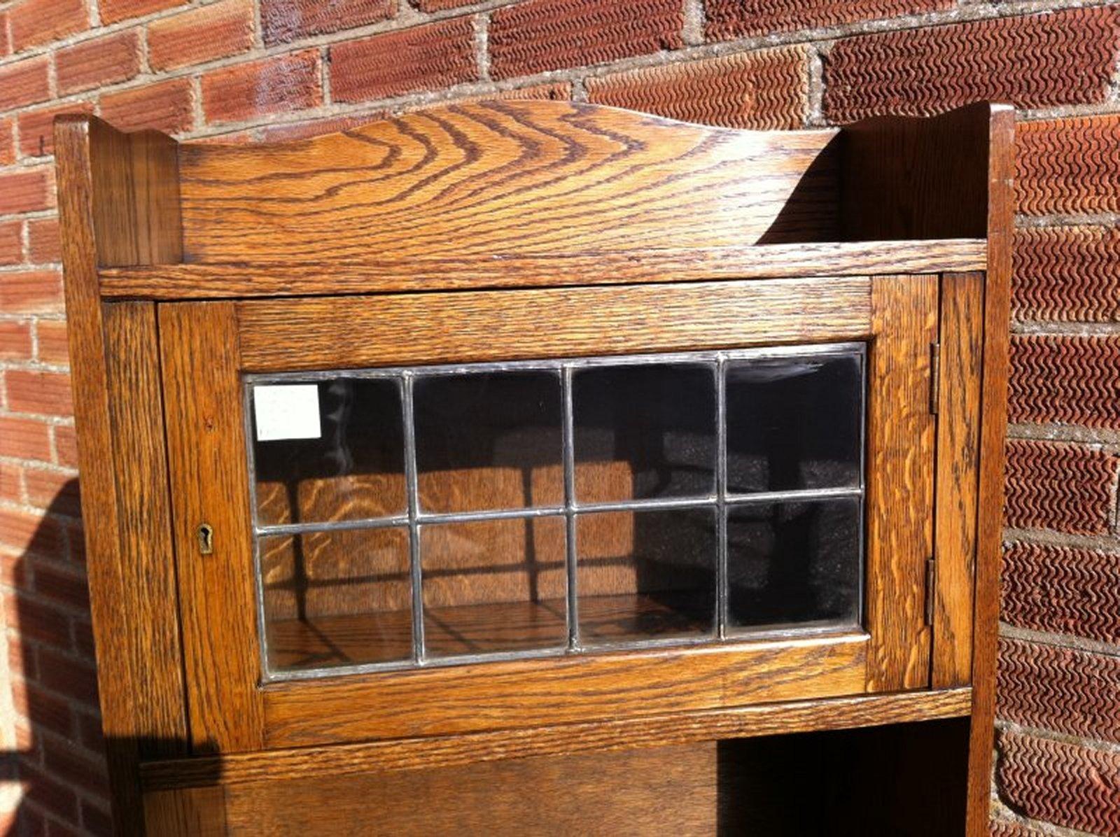 Liberty & Co. an English Arts & Crafts Oak Bookcase, with Shaped Upper Details In Good Condition For Sale In London, GB