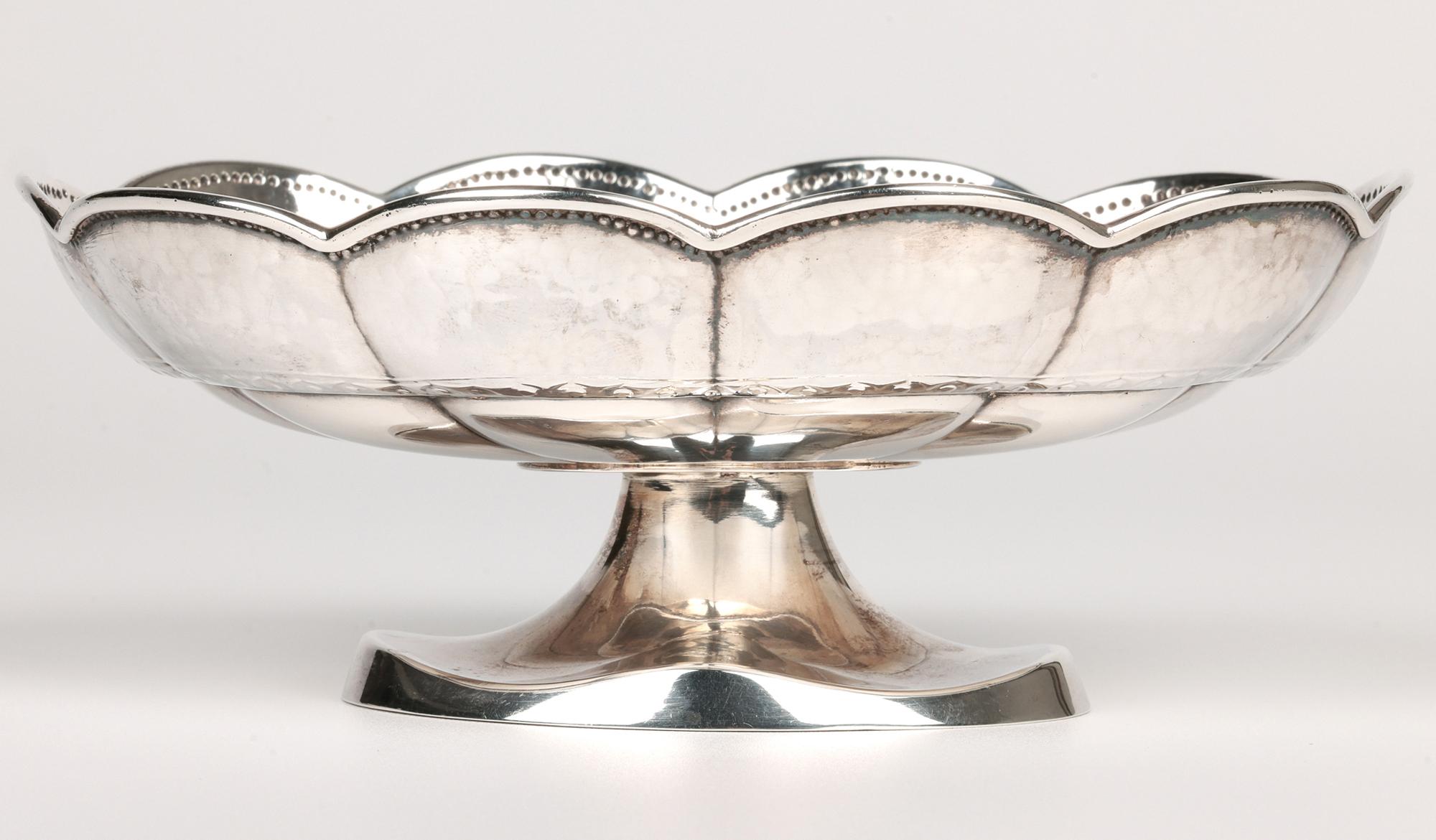 Liberty & Co. Piatto da Bon Bon in argento con piedistallo 1912 in vendita 11